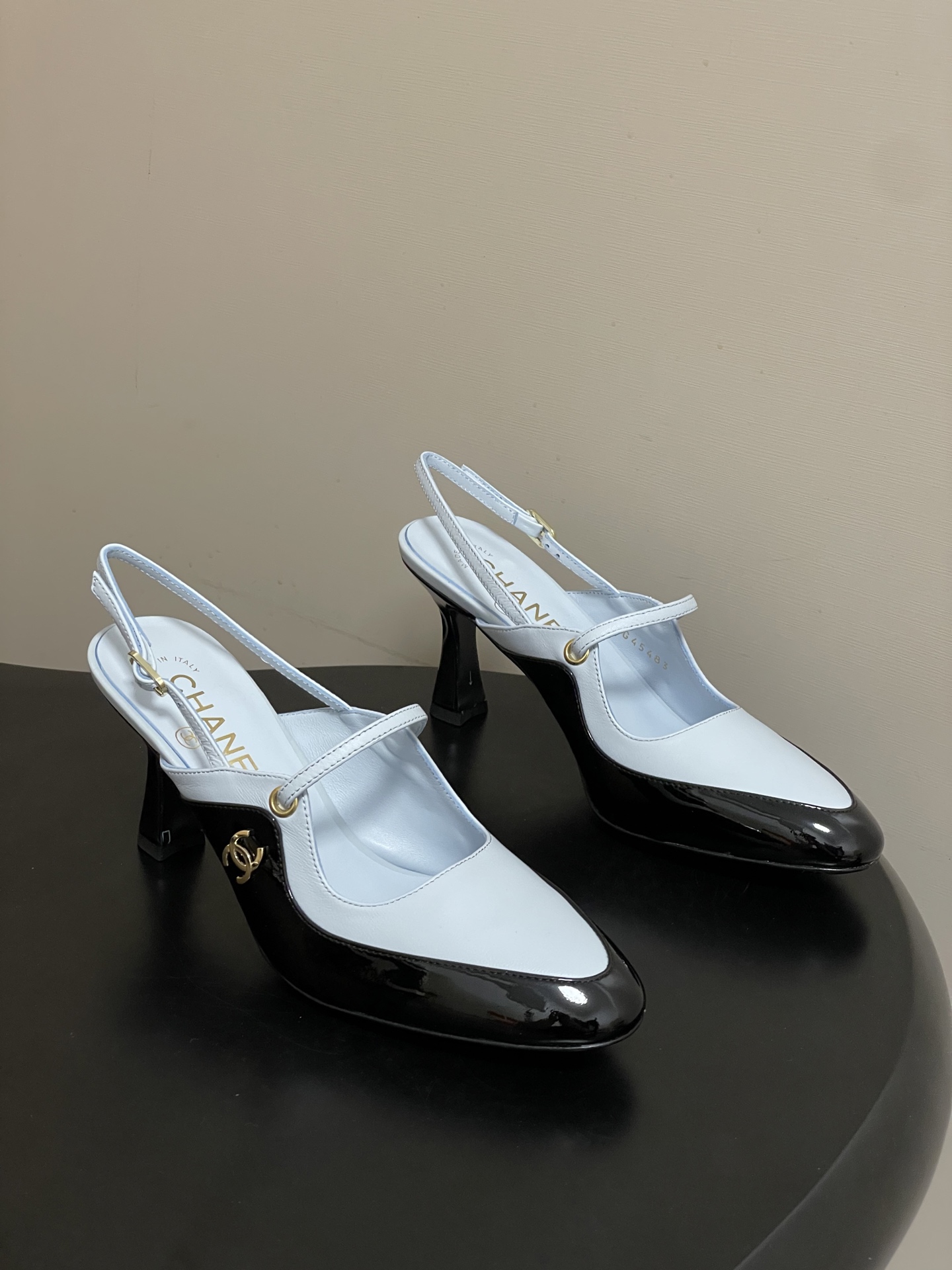 -Chanel 香奈儿2026春夏新款 小香走秀款经典双C扣后空凉鞋圆头拼色高跟凉鞋采用了经典且优雅的设