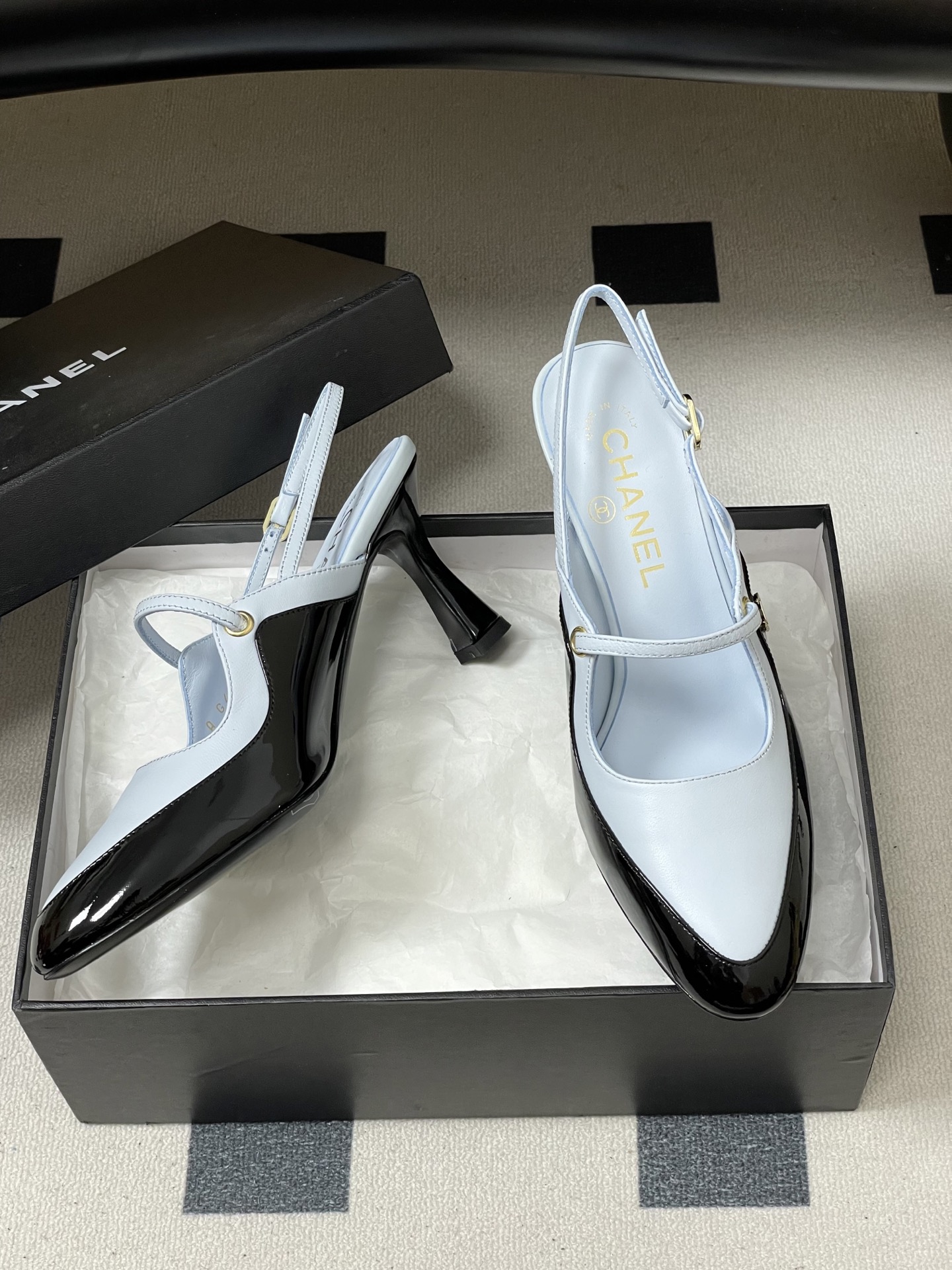 -Chanel 香奈儿2026春夏新款 小香走秀款经典双C扣后空凉鞋圆头拼色高跟凉鞋采用了经典且优雅的设