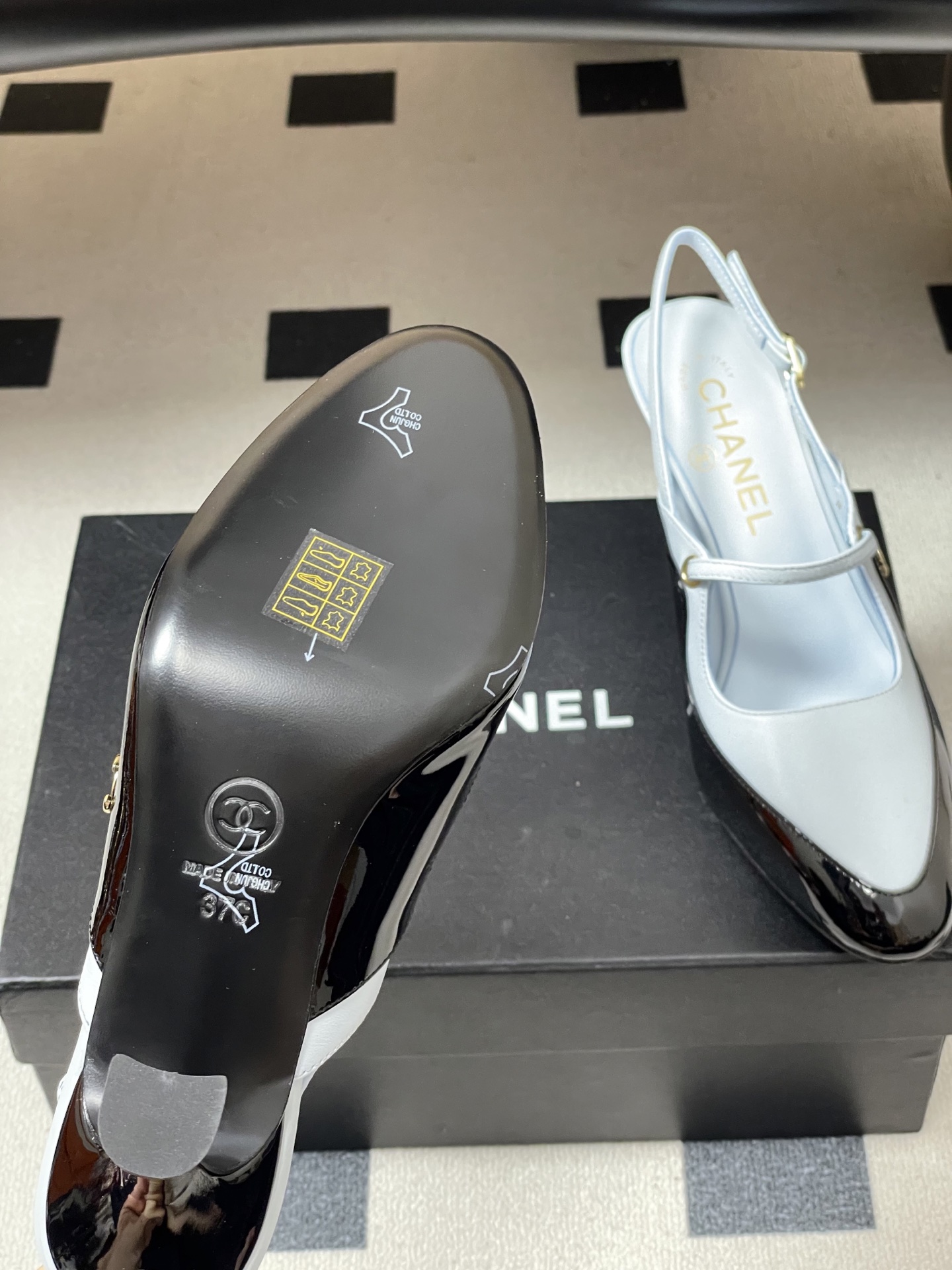 -Chanel 香奈儿2026春夏新款 小香走秀款经典双C扣后空凉鞋圆头拼色高跟凉鞋采用了经典且优雅的设