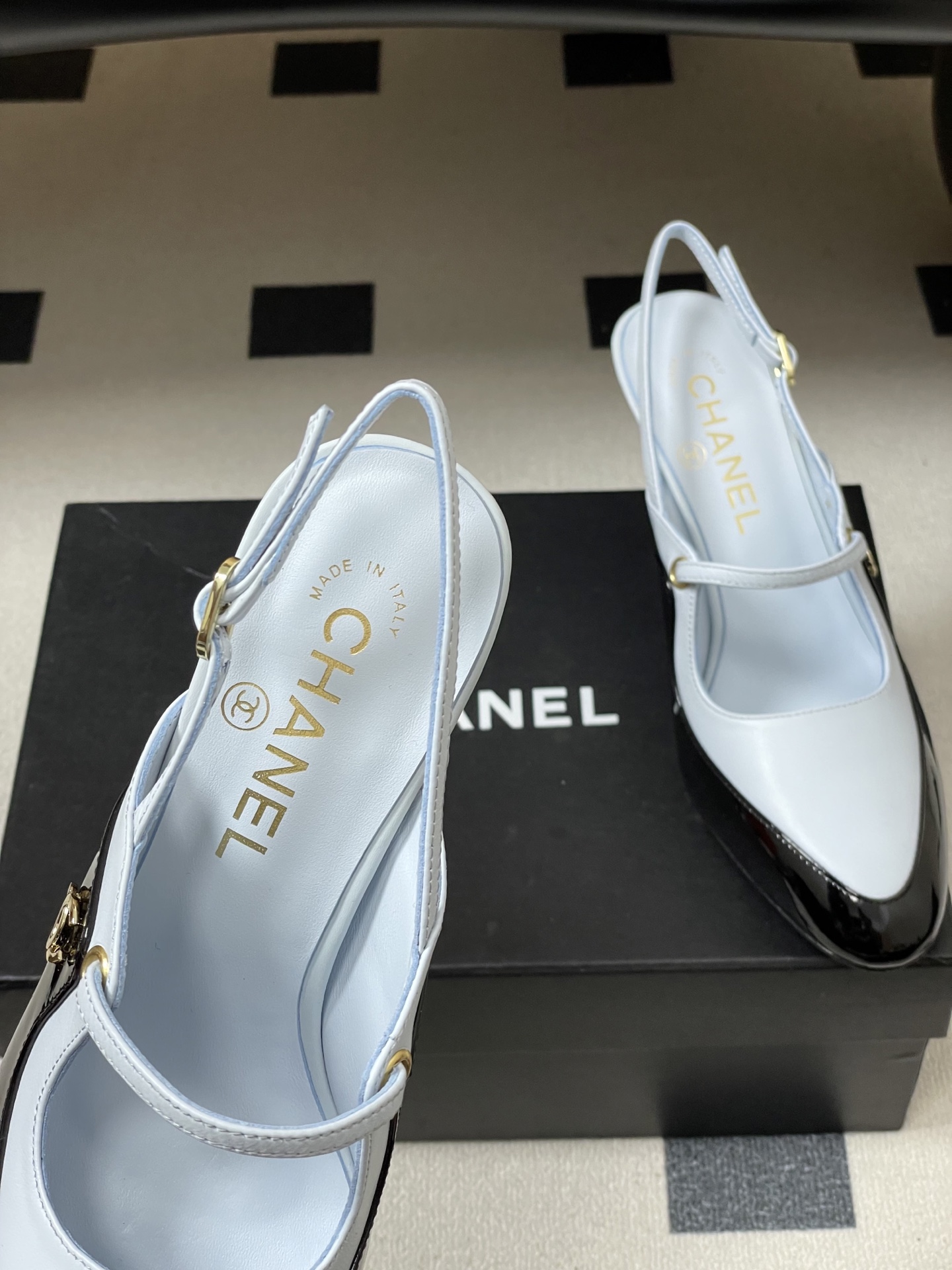 -Chanel 香奈儿2026春夏新款 小香走秀款经典双C扣后空凉鞋圆头拼色高跟凉鞋采用了经典且优雅的设