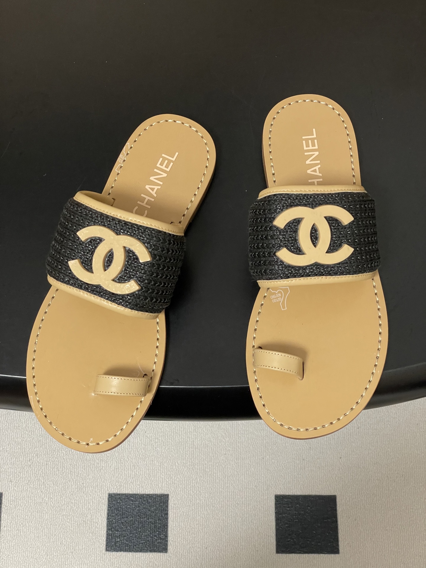 -2026春夏新款Chanel香奈儿 小香26P度假风凉拖鞋经典大双C扣编织夹趾拖鞋套趾平底拖鞋鞋面装饰
