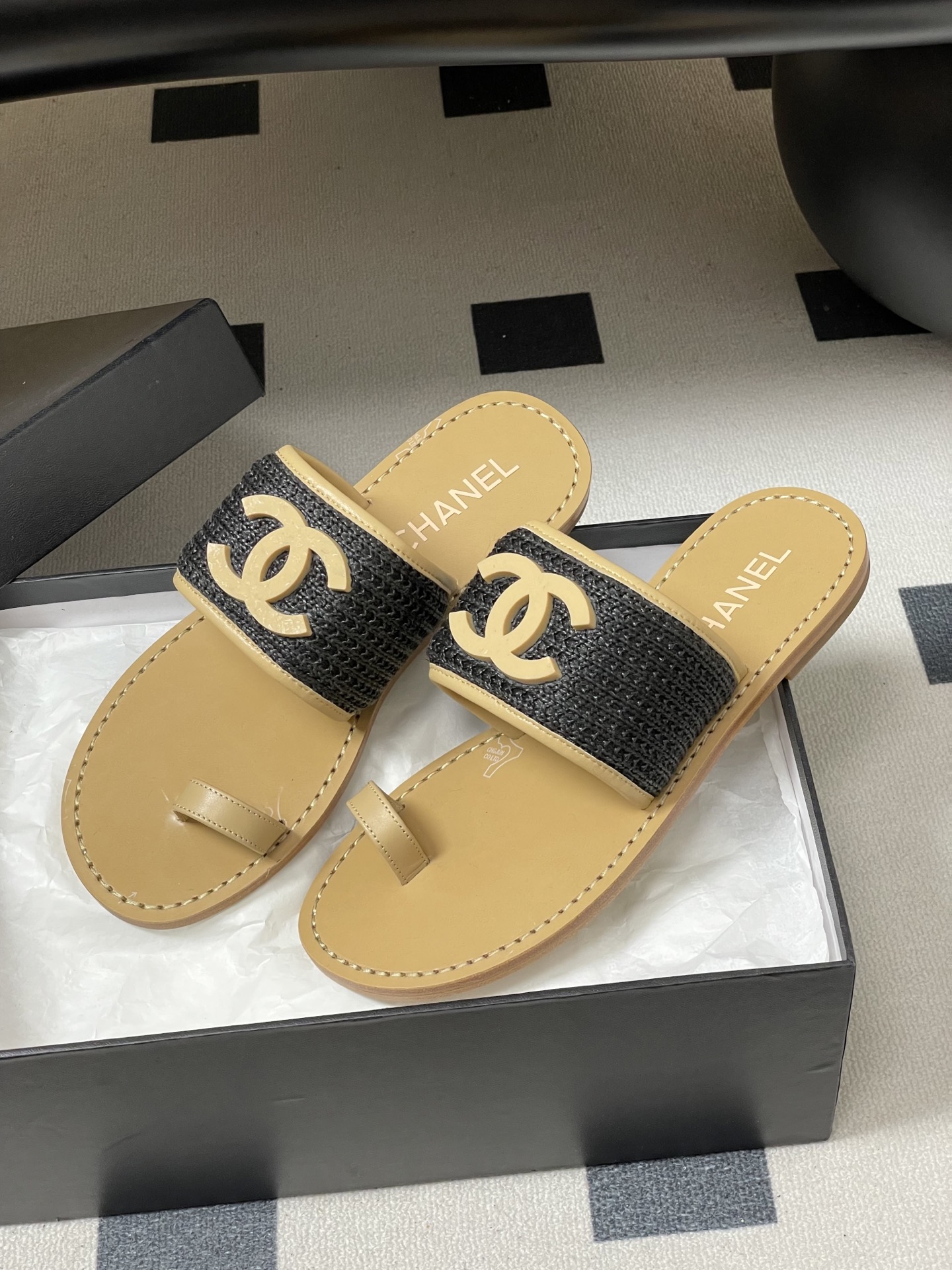 -2026春夏新款Chanel香奈儿 小香26P度假风凉拖鞋经典大双C扣编织夹趾拖鞋套趾平底拖鞋鞋面装饰
