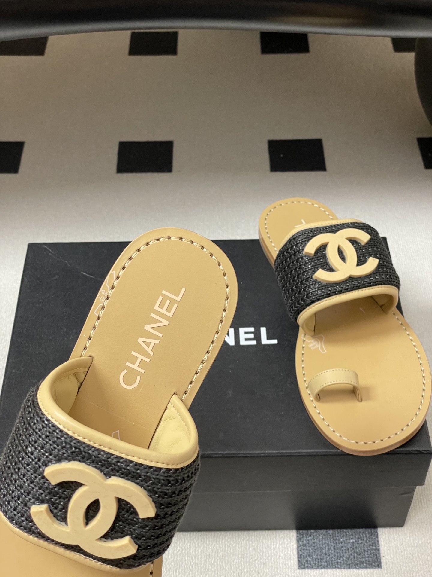 -2026春夏新款Chanel香奈儿 小香26P度假风凉拖鞋经典大双C扣编织夹趾拖鞋套趾平底拖鞋鞋面装饰
