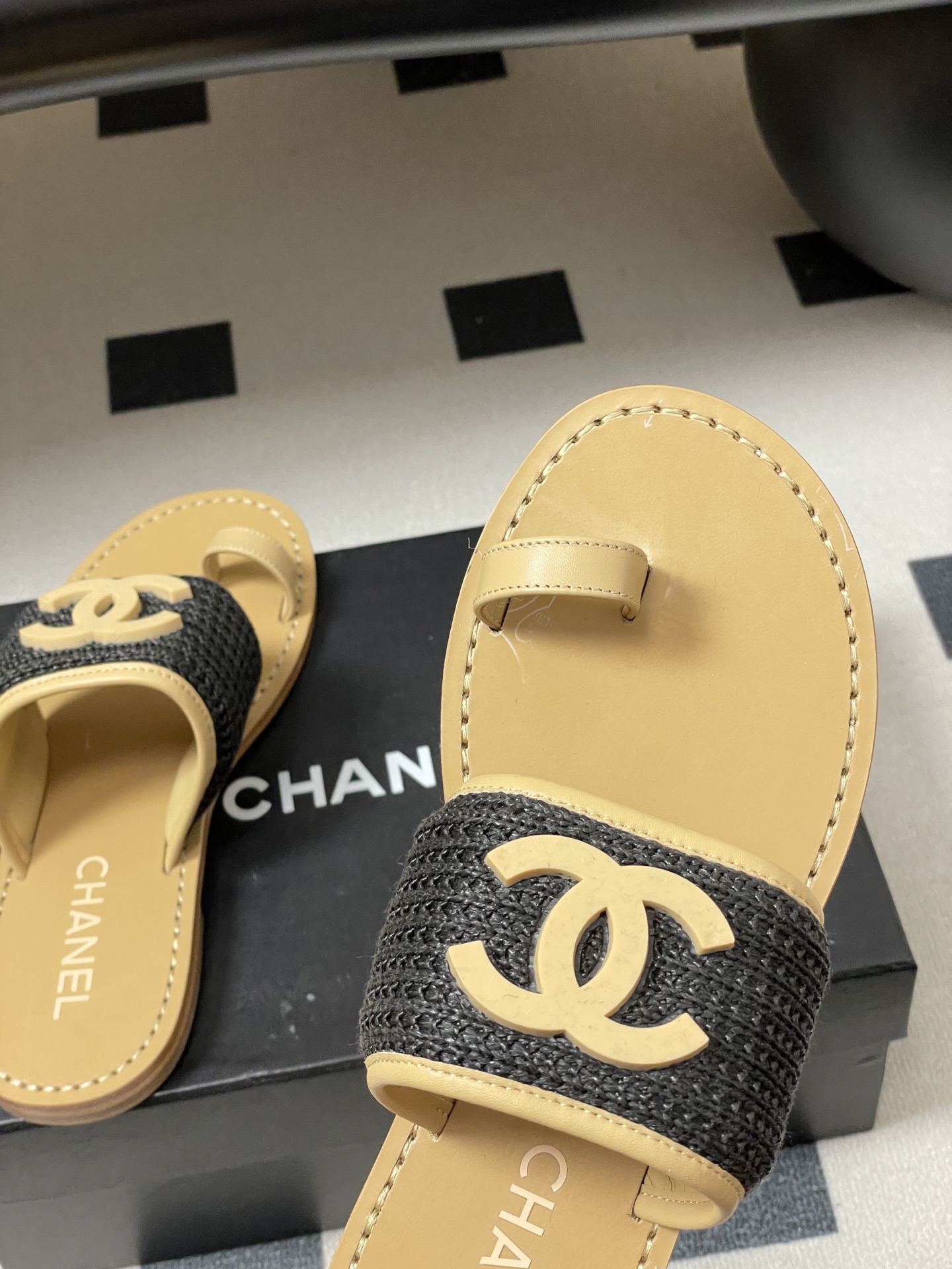 -2026春夏新款Chanel香奈儿 小香26P度假风凉拖鞋经典大双C扣编织夹趾拖鞋套趾平底拖鞋鞋面装饰