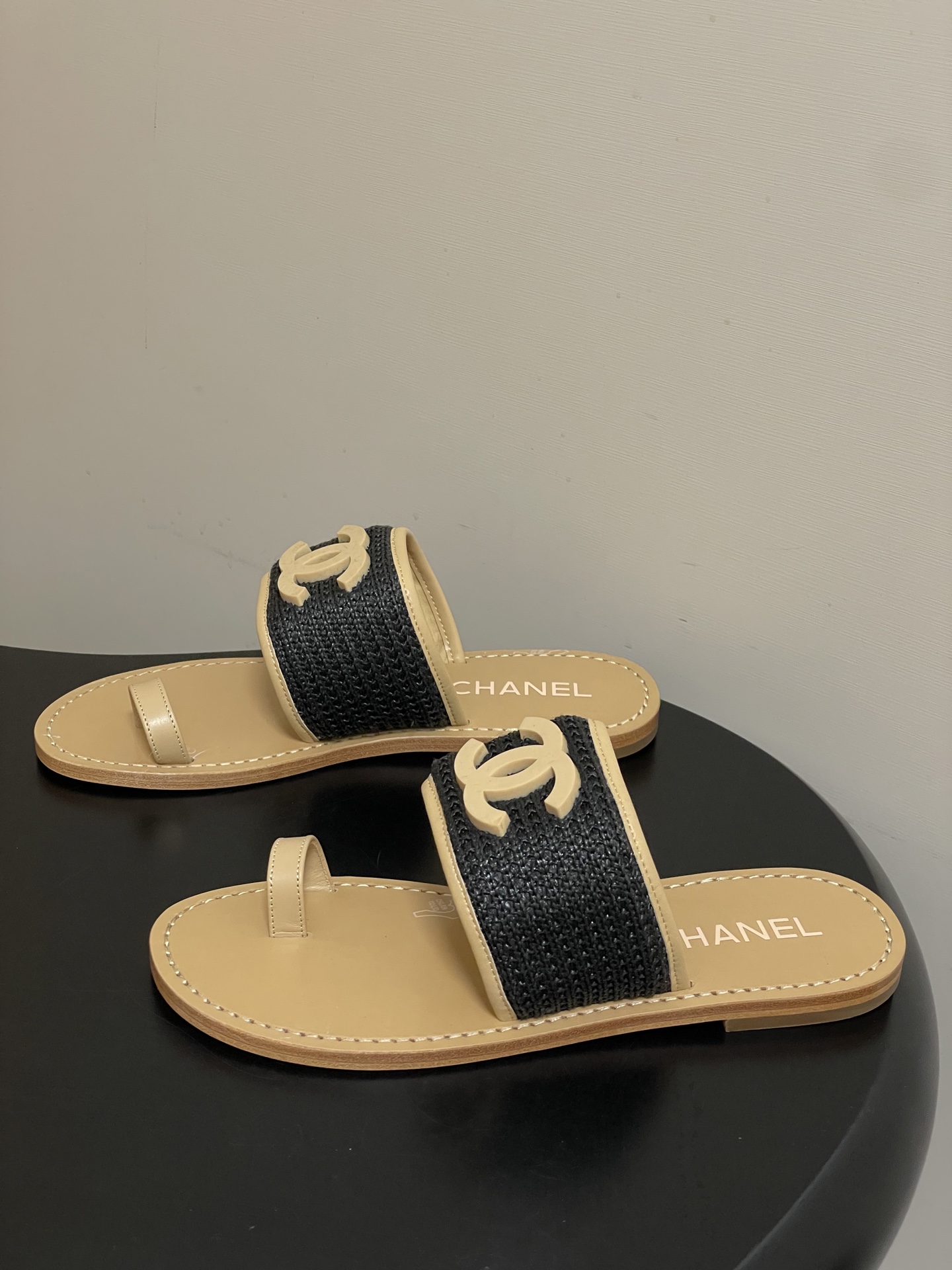 -2026春夏新款Chanel香奈儿 小香26P度假风凉拖鞋经典大双C扣编织夹趾拖鞋套趾平底拖鞋鞋面装饰