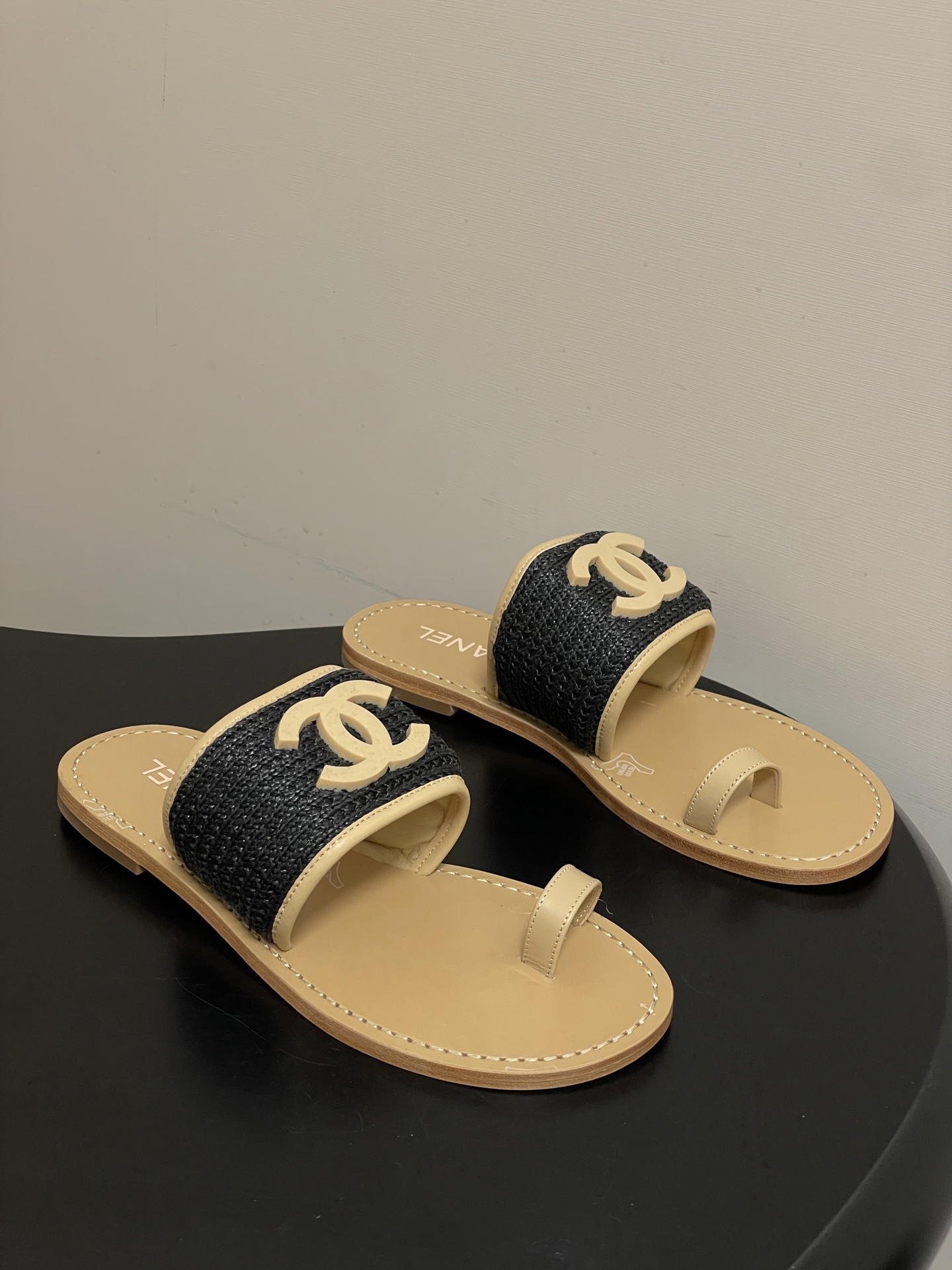 -2026春夏新款Chanel香奈儿 小香26P度假风凉拖鞋经典大双C扣编织夹趾拖鞋套趾平底拖鞋鞋面装饰