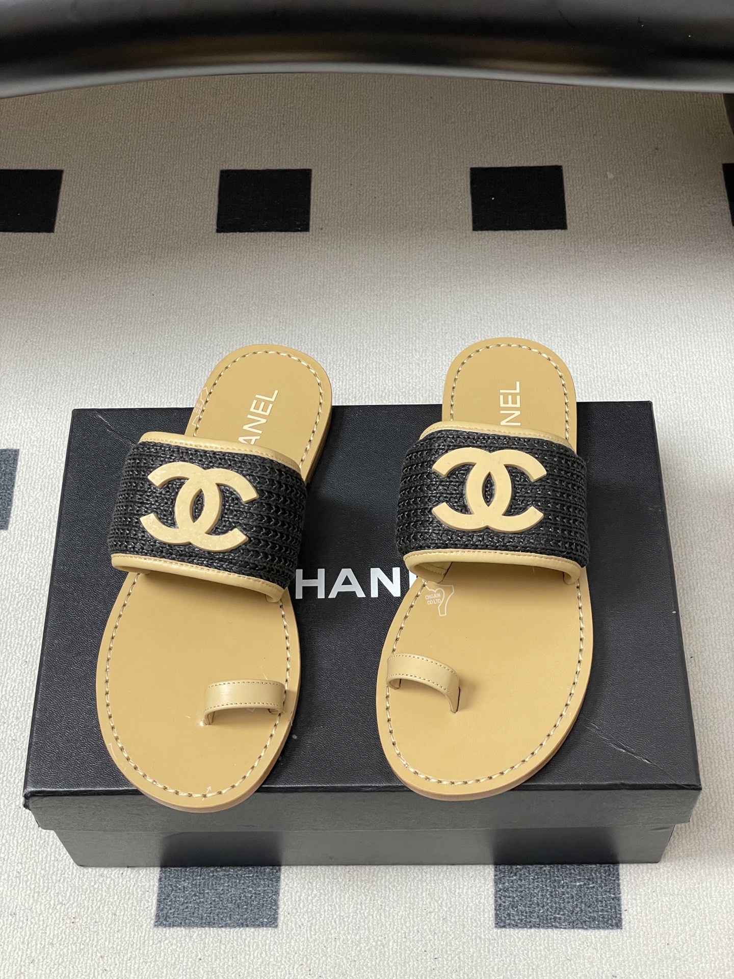 -2026春夏新款Chanel香奈儿 小香26P度假风凉拖鞋经典大双C扣编织夹趾拖鞋套趾平底拖鞋鞋面装饰
