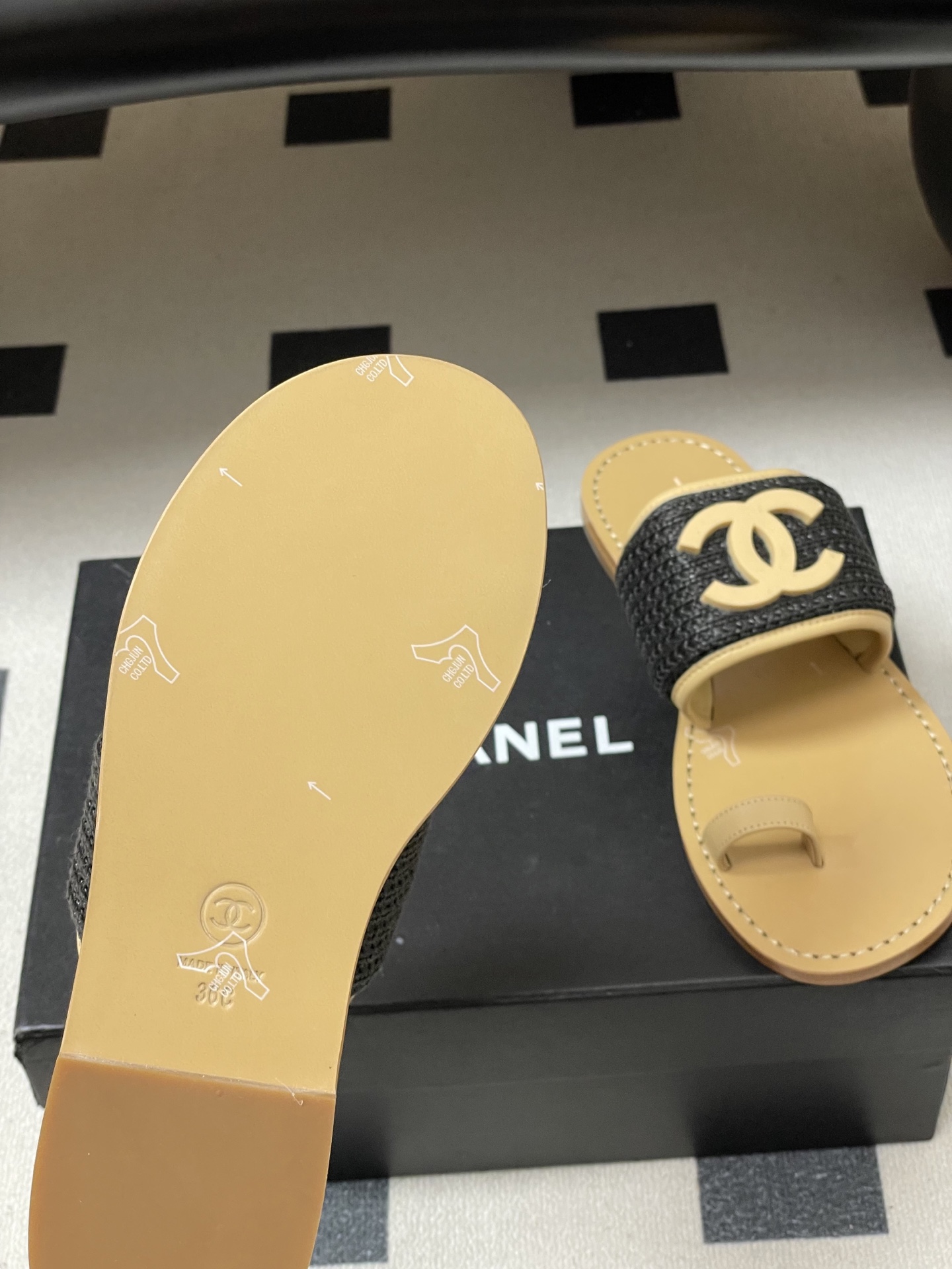 -2026春夏新款Chanel香奈儿 小香26P度假风凉拖鞋经典大双C扣编织夹趾拖鞋套趾平底拖鞋鞋面装饰