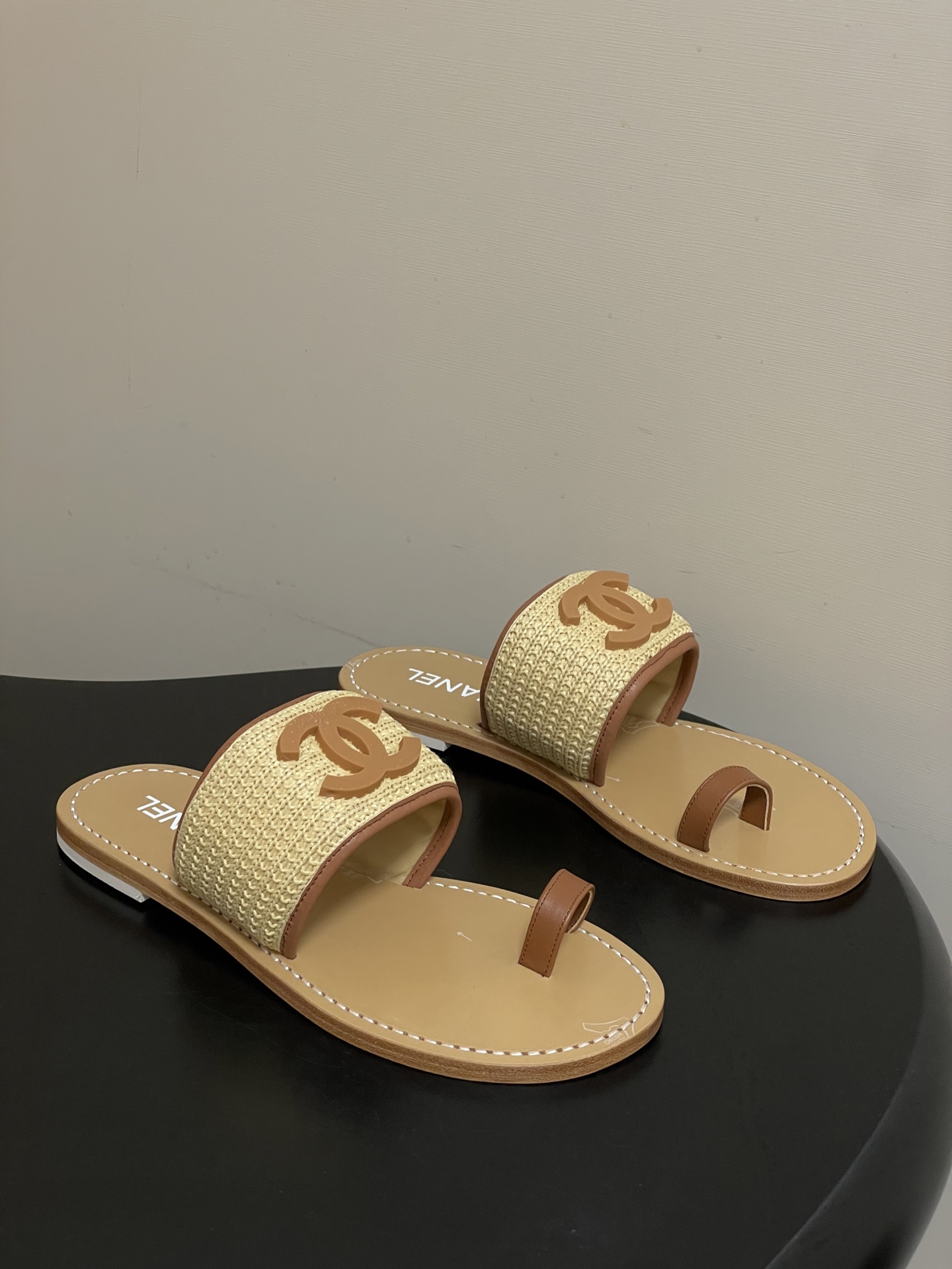 -2026春夏新款Chanel香奈儿 小香26P度假风凉拖鞋经典大双C扣编织夹趾拖鞋套趾平底拖鞋鞋面装饰