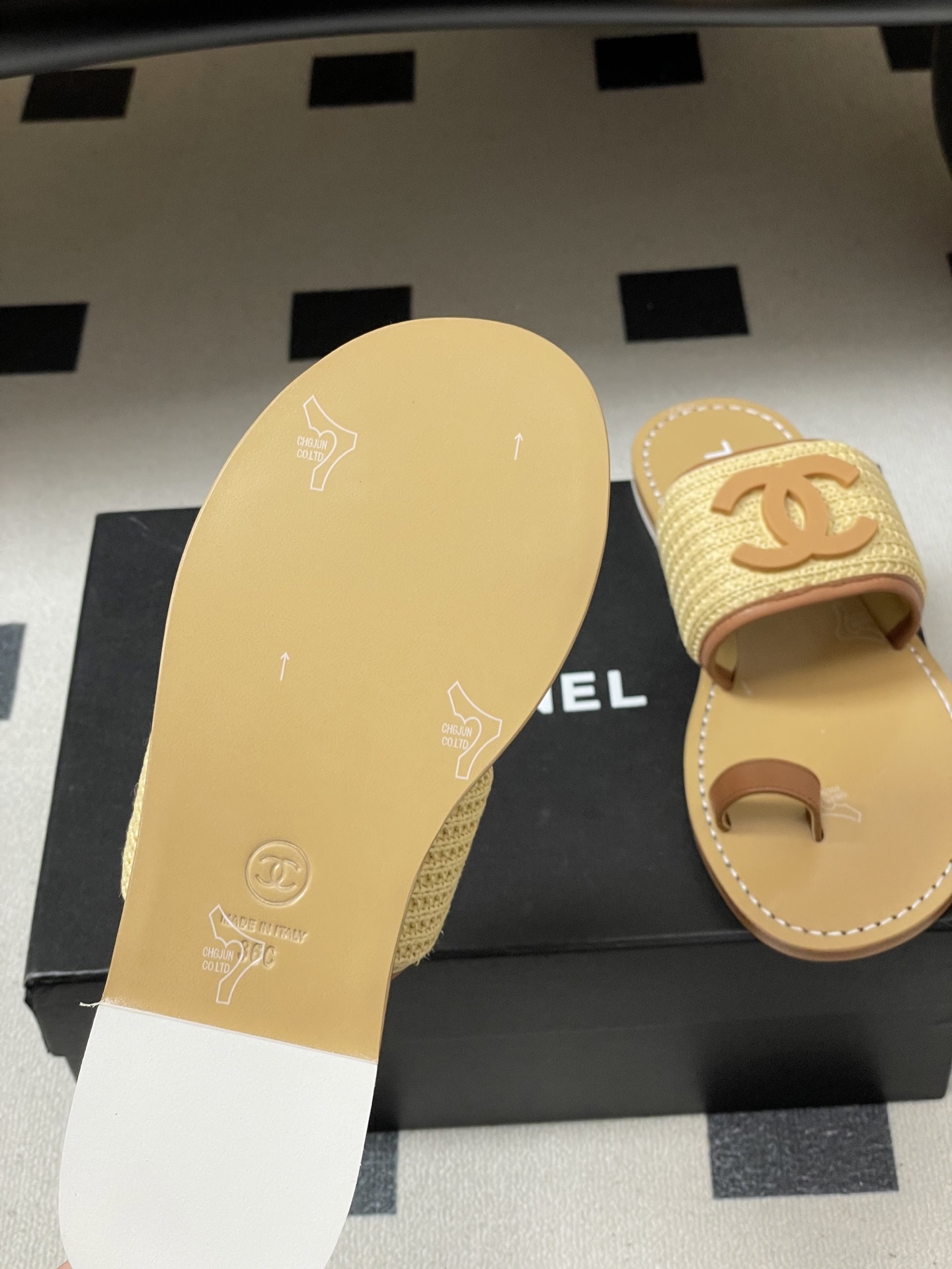 -2026春夏新款Chanel香奈儿 小香26P度假风凉拖鞋经典大双C扣编织夹趾拖鞋套趾平底拖鞋鞋面装饰