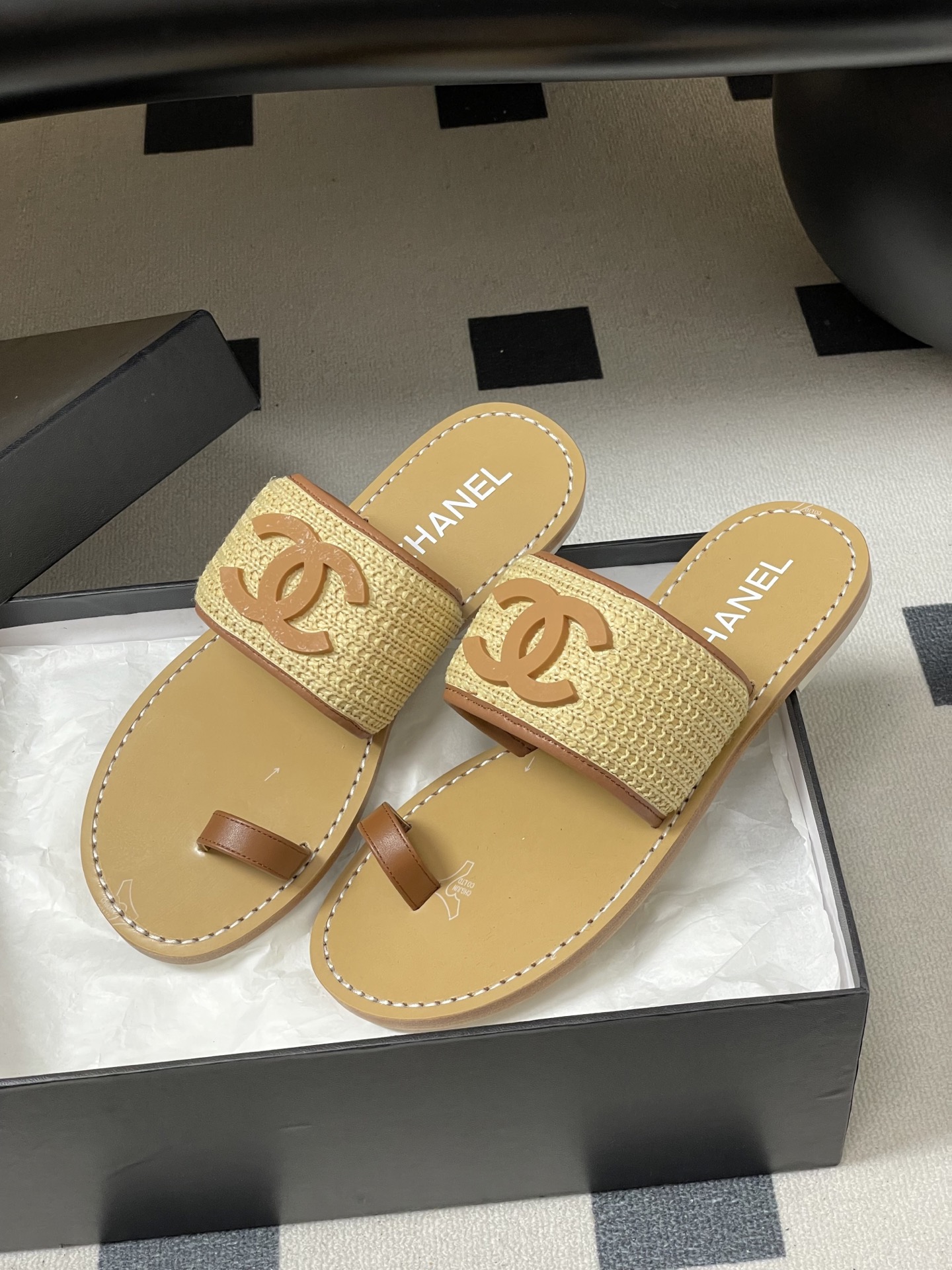 -2026春夏新款Chanel香奈儿 小香26P度假风凉拖鞋经典大双C扣编织夹趾拖鞋套趾平底拖鞋鞋面装饰