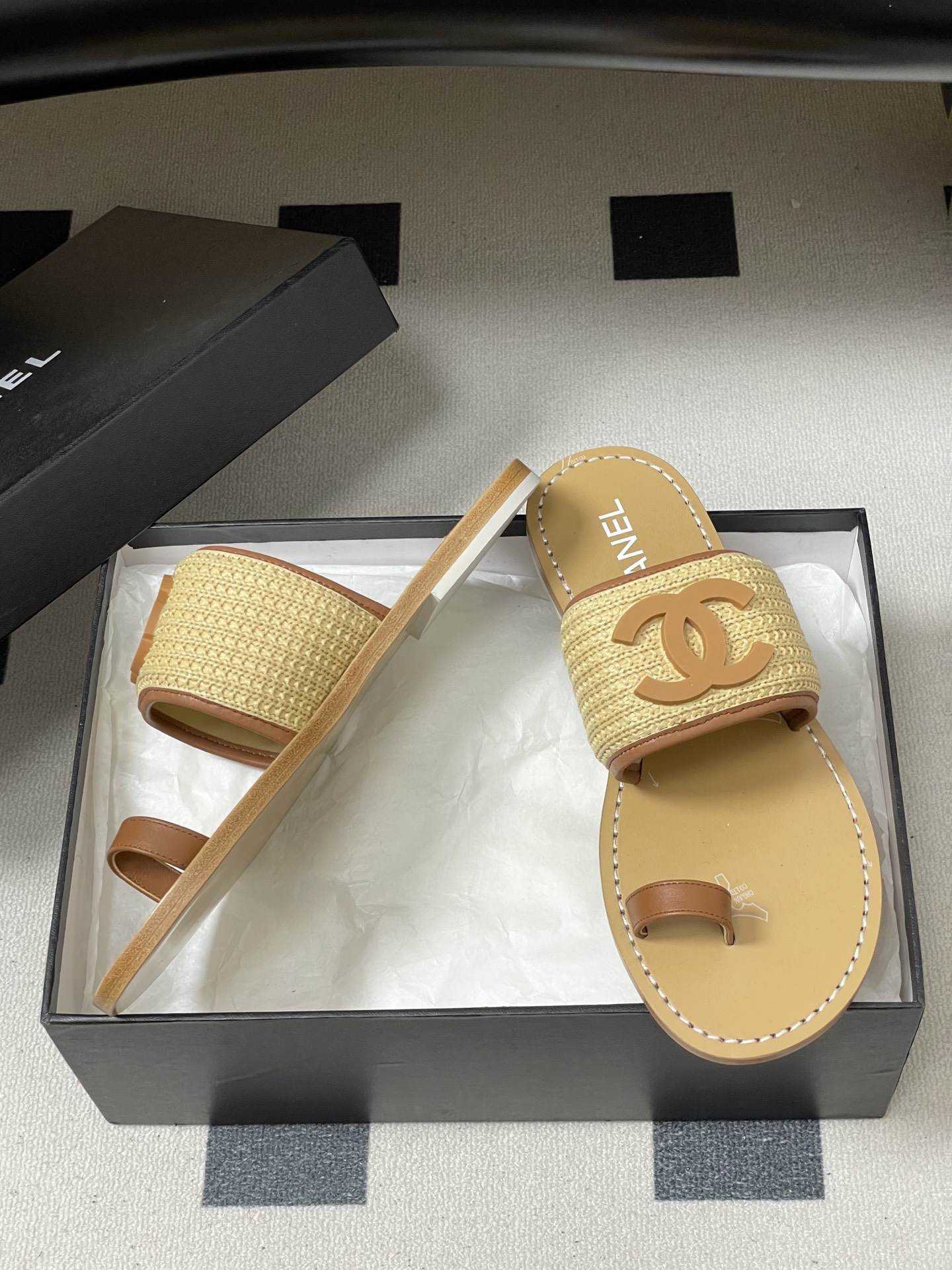 -2026春夏新款Chanel香奈儿 小香26P度假风凉拖鞋经典大双C扣编织夹趾拖鞋套趾平底拖鞋鞋面装饰