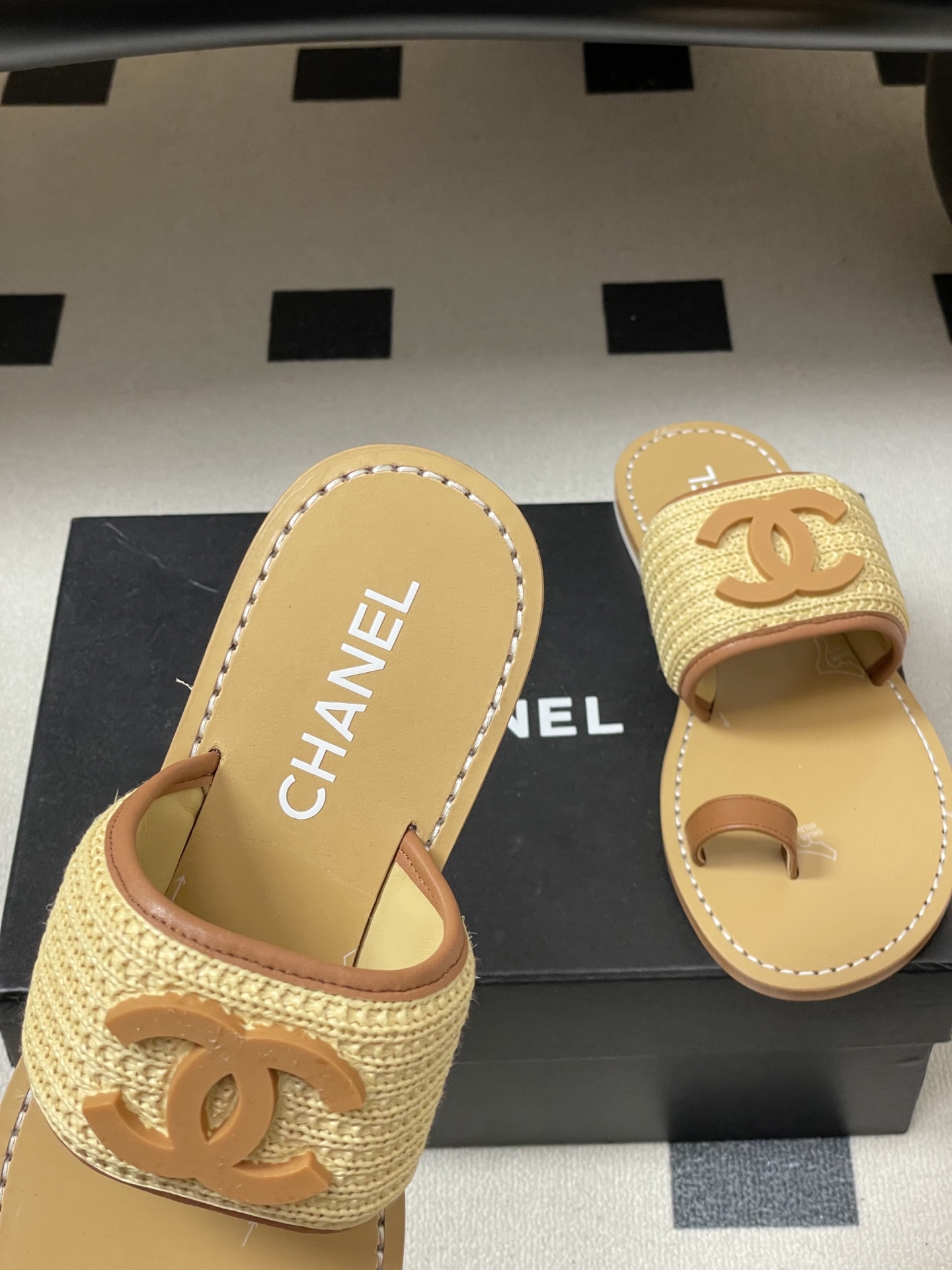 -2026春夏新款Chanel香奈儿 小香26P度假风凉拖鞋经典大双C扣编织夹趾拖鞋套趾平底拖鞋鞋面装饰
