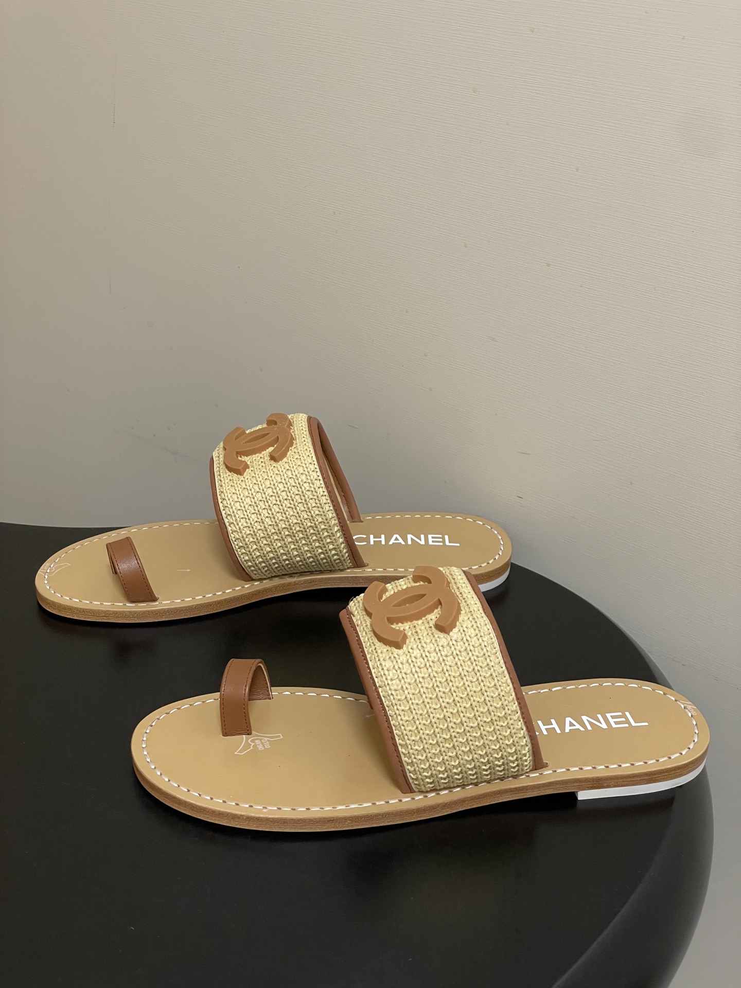 -2026春夏新款Chanel香奈儿 小香26P度假风凉拖鞋经典大双C扣编织夹趾拖鞋套趾平底拖鞋鞋面装饰