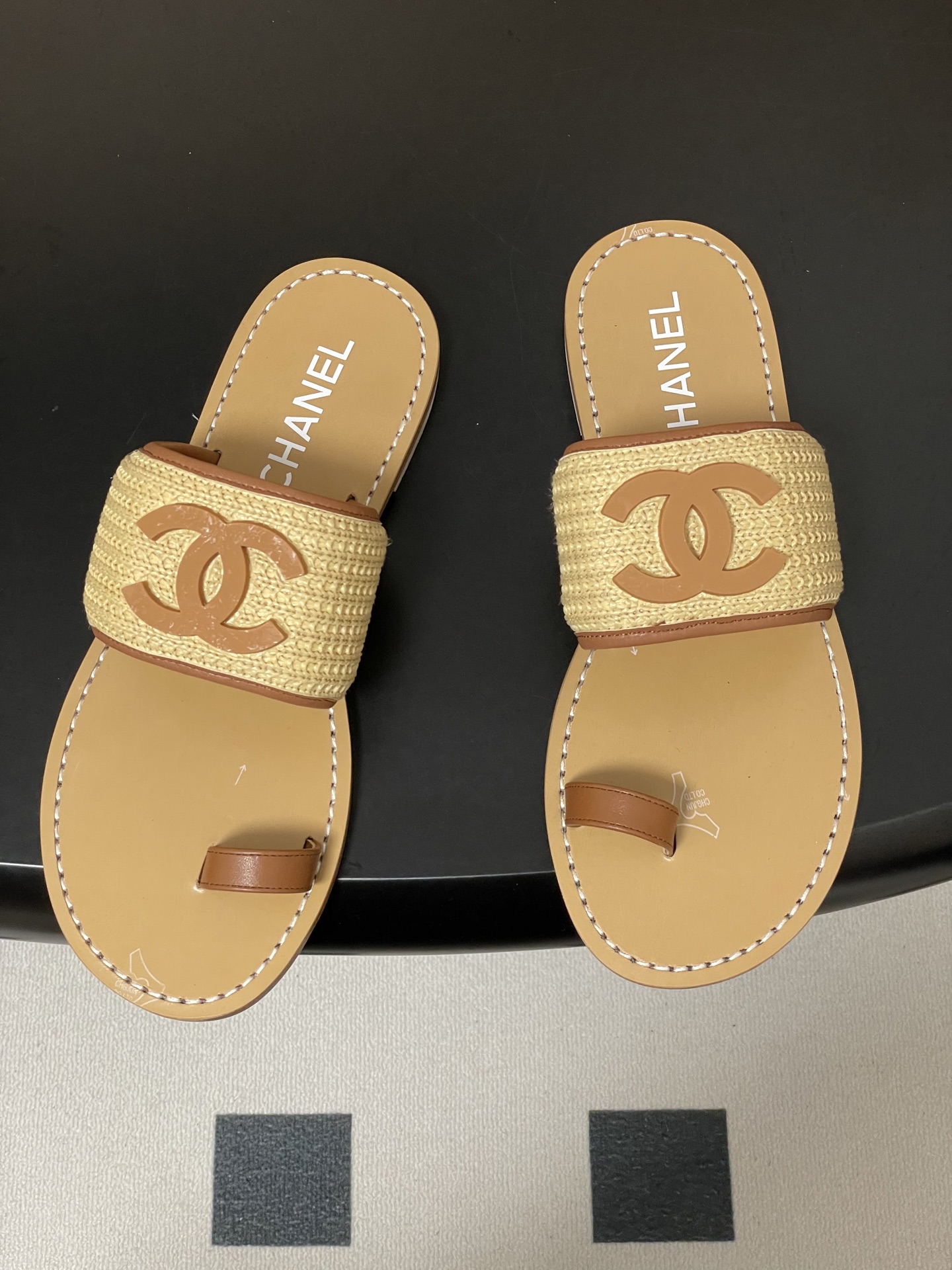 -2026春夏新款Chanel香奈儿 小香26P度假风凉拖鞋经典大双C扣编织夹趾拖鞋套趾平底拖鞋鞋面装饰