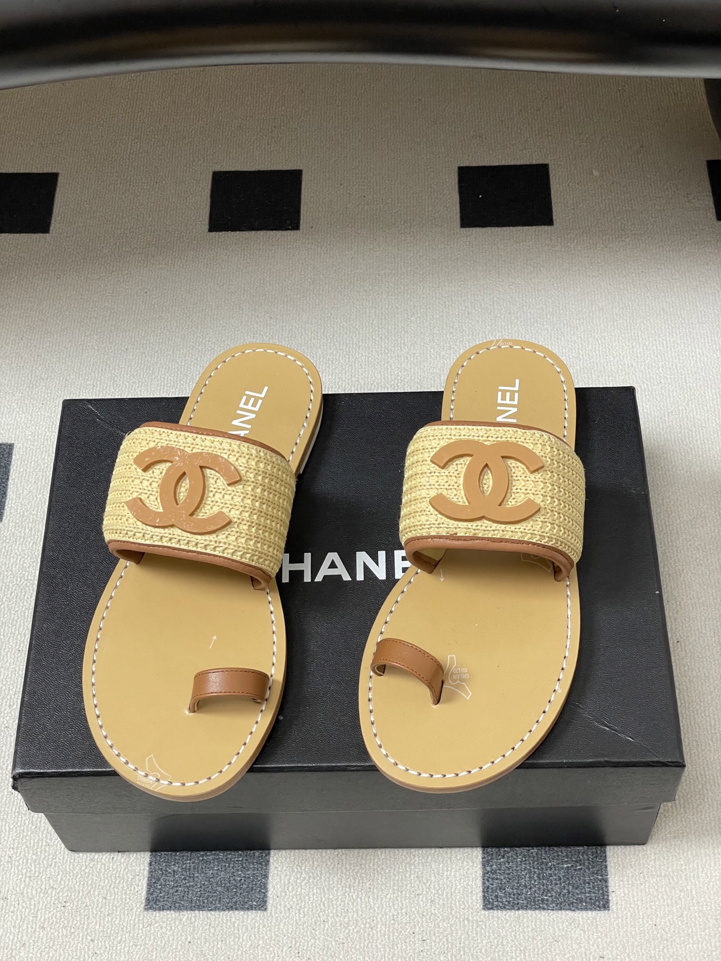 -2026春夏新款Chanel香奈儿 小香26P度假风凉拖鞋经典大双C扣编织夹趾拖鞋套趾平底拖鞋鞋面装饰