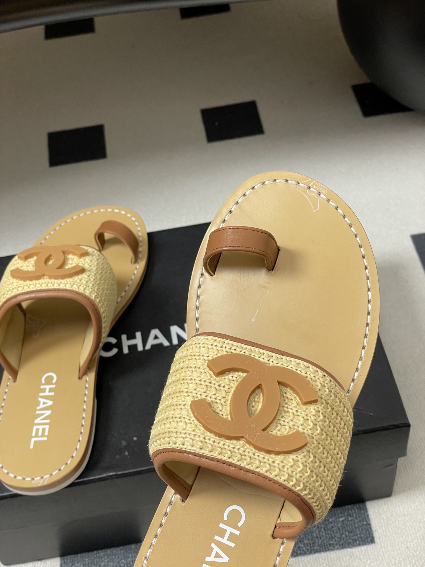 -2026春夏新款Chanel香奈儿 小香26P度假风凉拖鞋经典大双C扣编织夹趾拖鞋套趾平底拖鞋鞋面装饰
