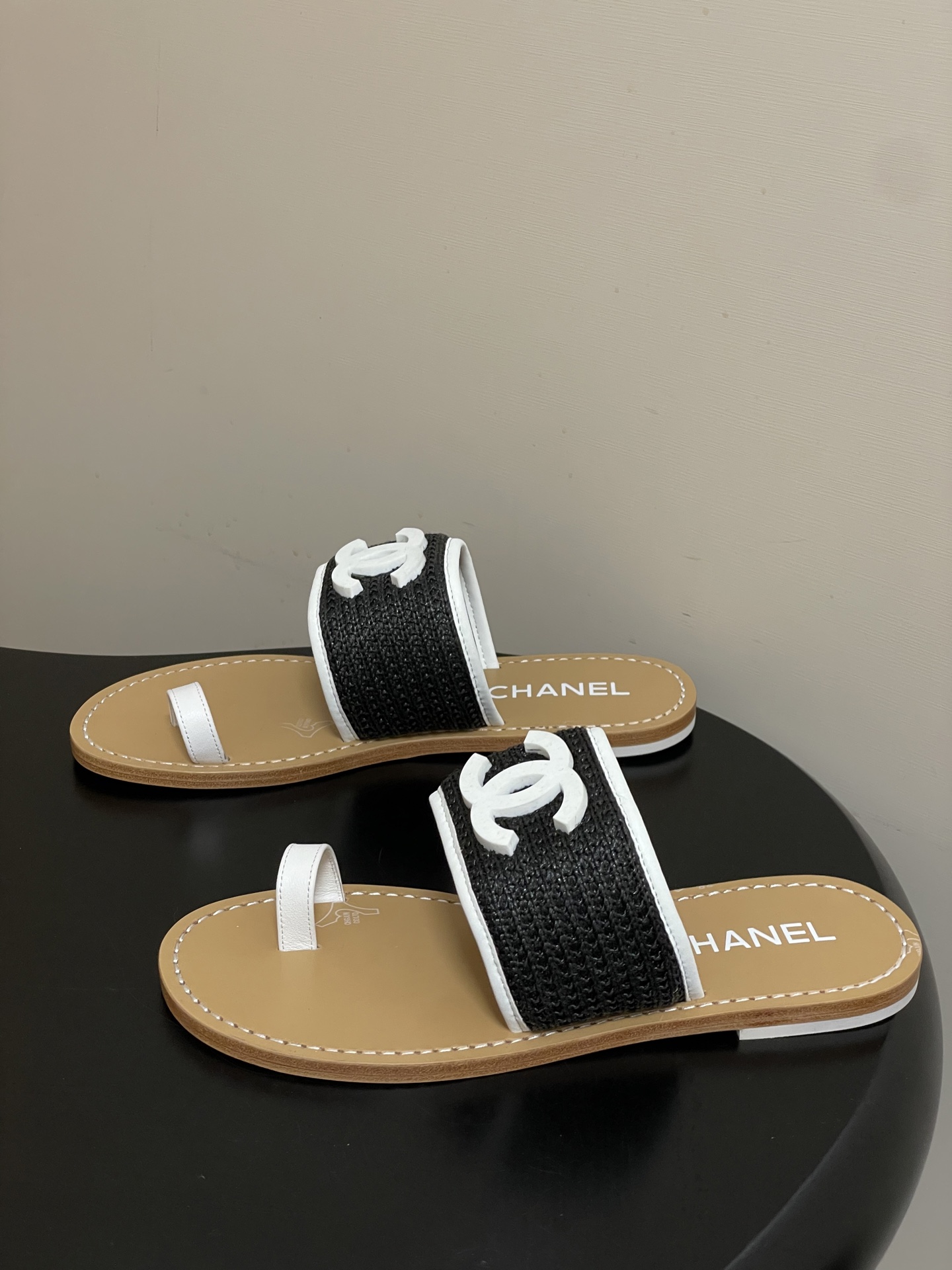 -2026春夏新款Chanel香奈儿 小香26P度假风凉拖鞋经典大双C扣编织夹趾拖鞋套趾平底拖鞋鞋面装饰