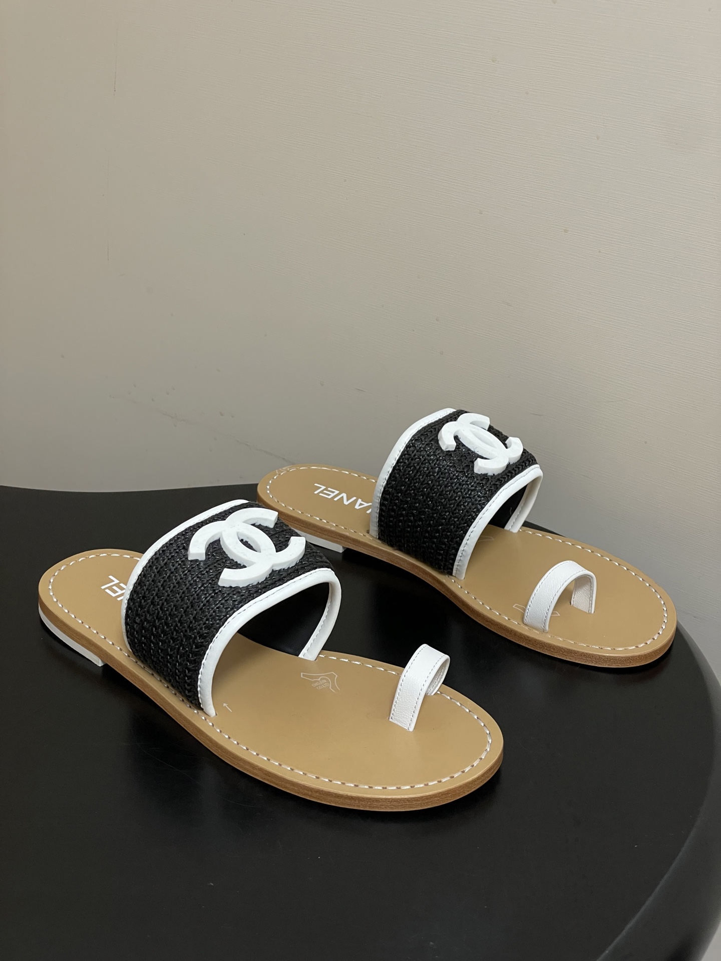 -2026春夏新款Chanel香奈儿 小香26P度假风凉拖鞋经典大双C扣编织夹趾拖鞋套趾平底拖鞋鞋面装饰