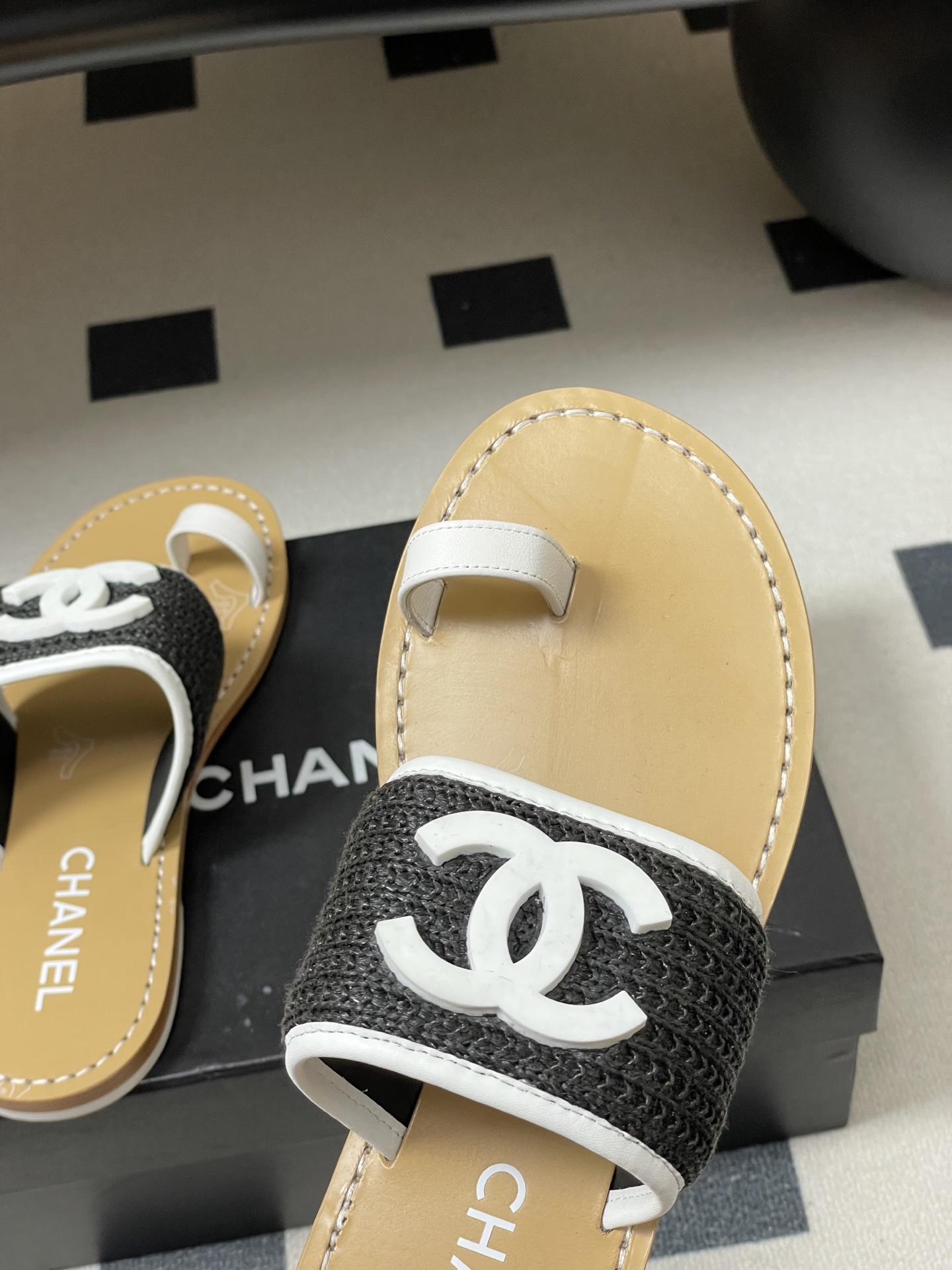 -2026春夏新款Chanel香奈儿 小香26P度假风凉拖鞋经典大双C扣编织夹趾拖鞋套趾平底拖鞋鞋面装饰