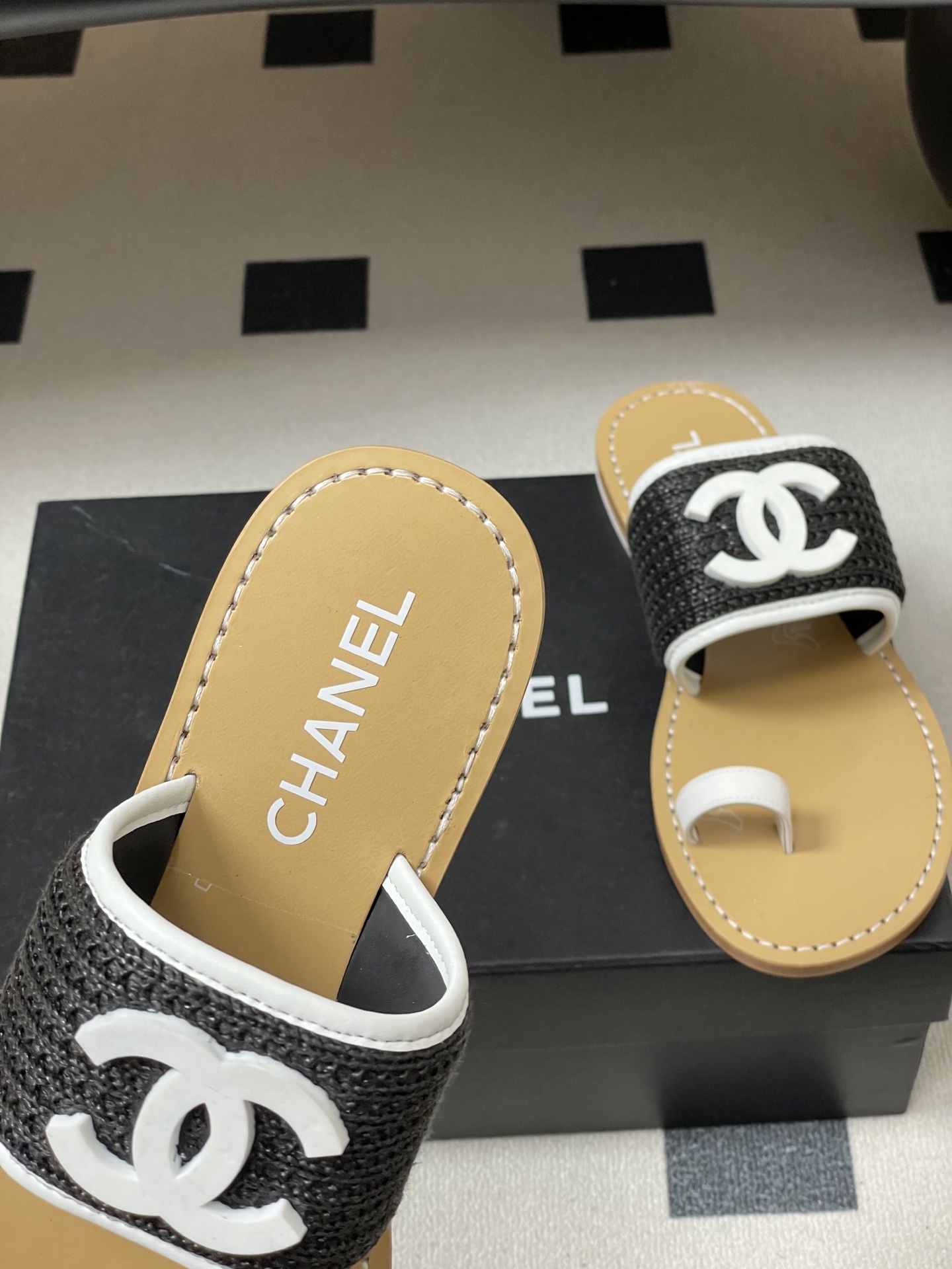 -2026春夏新款Chanel香奈儿 小香26P度假风凉拖鞋经典大双C扣编织夹趾拖鞋套趾平底拖鞋鞋面装饰