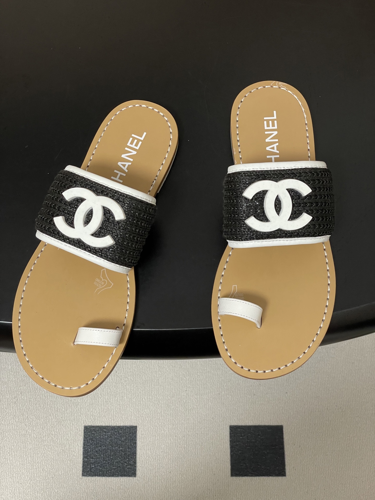 -2026春夏新款Chanel香奈儿 小香26P度假风凉拖鞋经典大双C扣编织夹趾拖鞋套趾平底拖鞋鞋面装饰