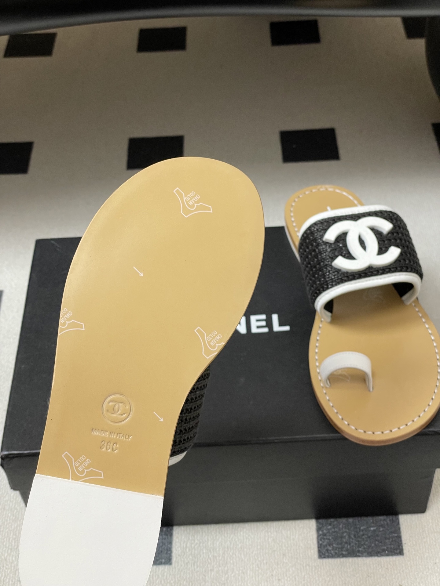 -2026春夏新款Chanel香奈儿 小香26P度假风凉拖鞋经典大双C扣编织夹趾拖鞋套趾平底拖鞋鞋面装饰
