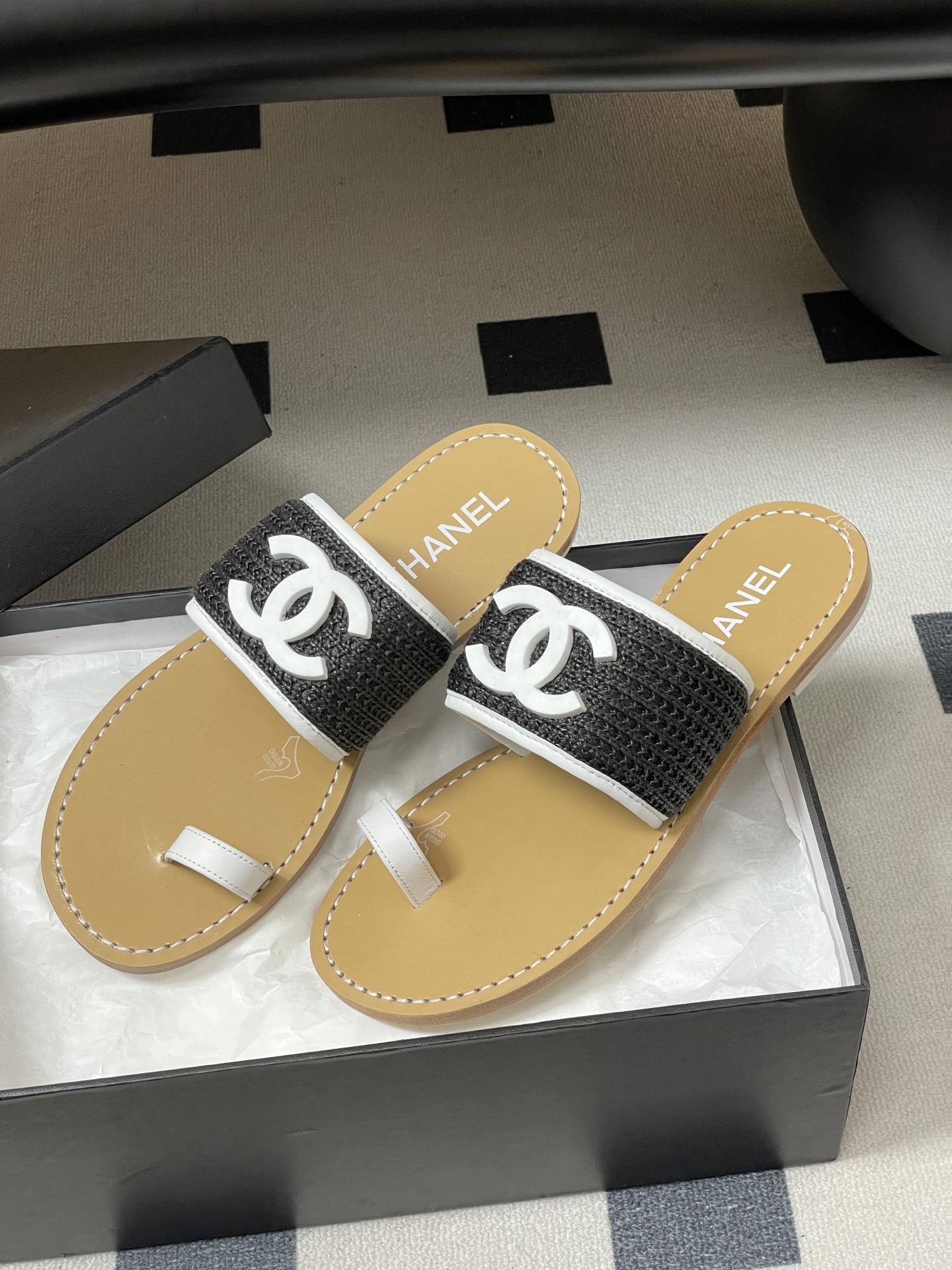 -2026春夏新款Chanel香奈儿 小香26P度假风凉拖鞋经典大双C扣编织夹趾拖鞋套趾平底拖鞋鞋面装饰