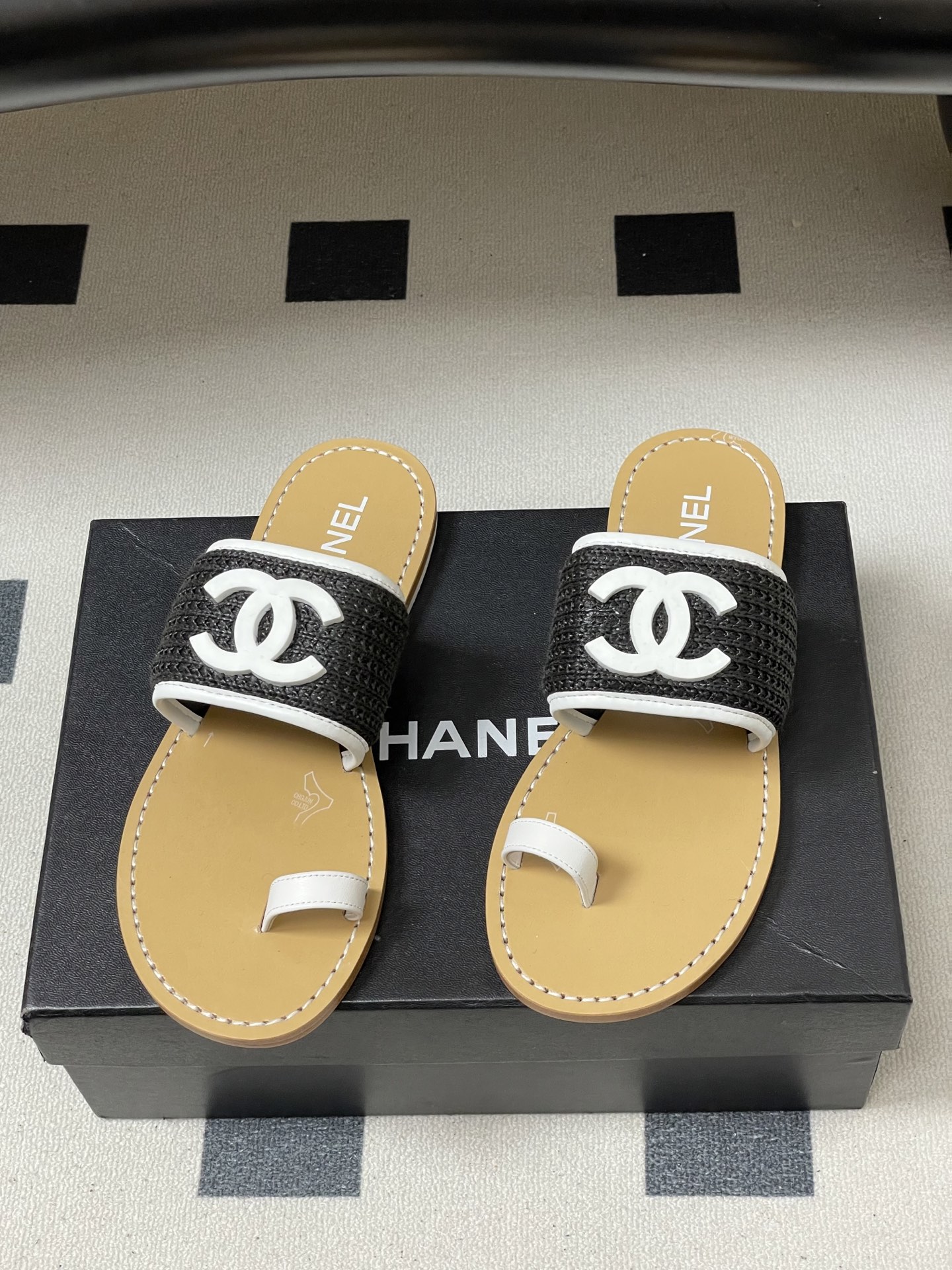 -2026春夏新款Chanel香奈儿 小香26P度假风凉拖鞋经典大双C扣编织夹趾拖鞋套趾平底拖鞋鞋面装饰