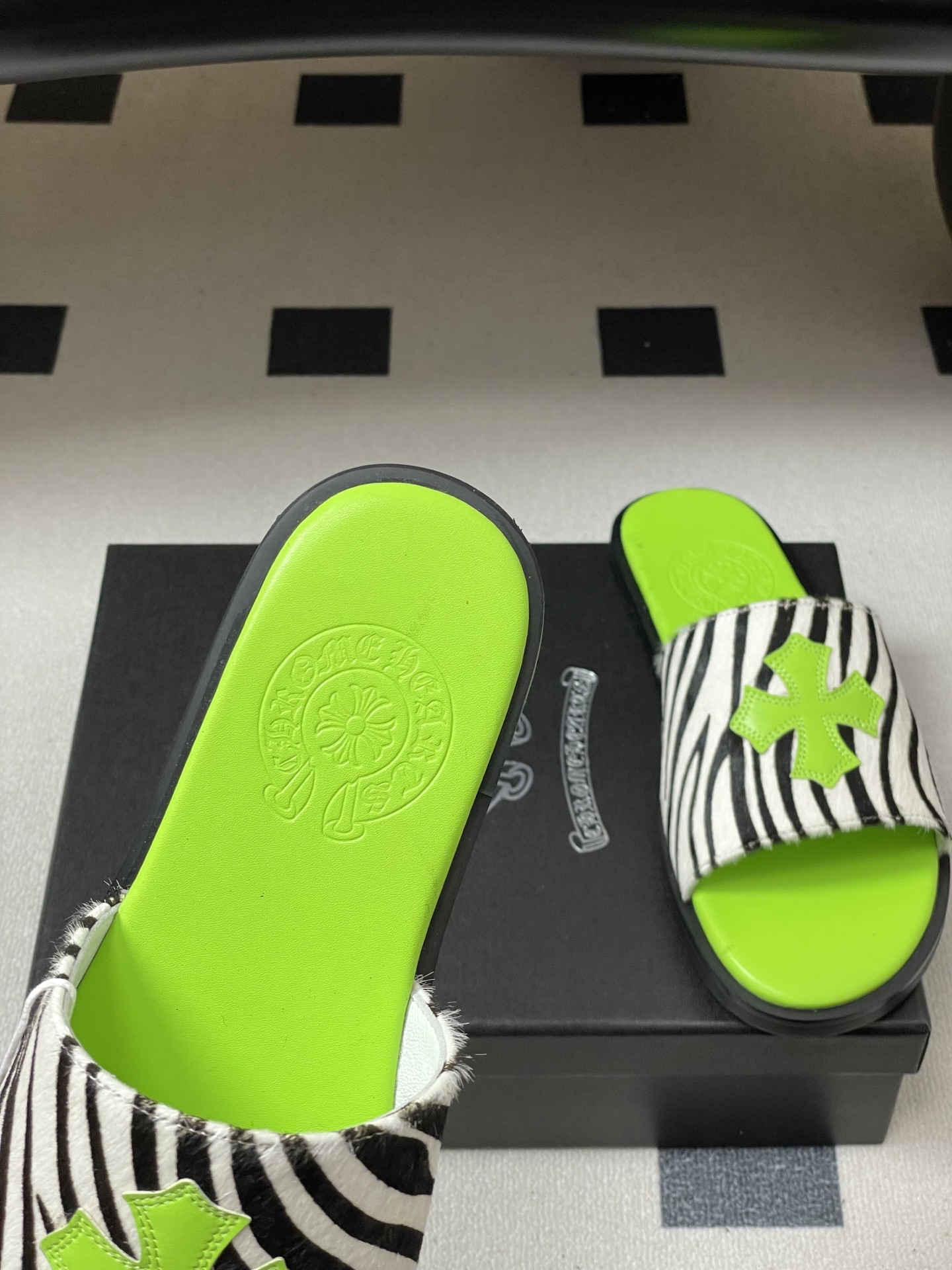 -Chromehearts 克罗心 经典标志刺绣一字带平底凉拖鞋马毛皮面拖鞋今夏最流行的懒人拖鞋，韩版潮