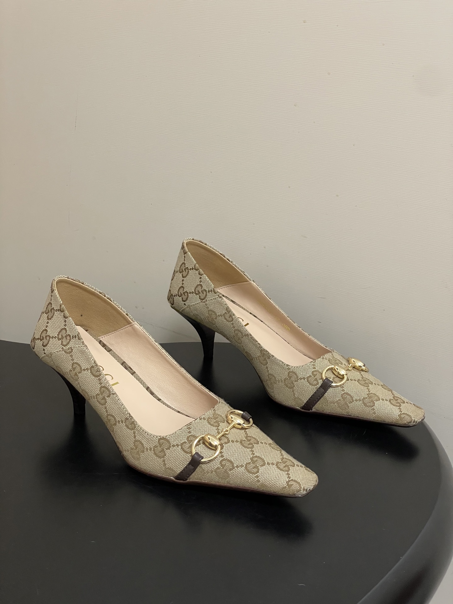 NO:787969,-Top quality 26Ss spring and summer new Gucci Gucci Vittoria series women's pumps G family classic horsebit small square toe cat heel shoes GG presbyopic canvas can be stepped on and worn as high heels 2026 spring and summer series new launch. This shoe is in the 'La Flora' and 'La' of the 'LaFamiglia' series  Contessa' appeared in two styles. The Vittoria series presents a soft shoe silhouette with a simple and neat elongated toe box and a tapered heel decorated with a horsebit. This shoe is made of soft leather and the back can be folded down, showing a casual elegance. The name of the shoe is derived from this design ingenuity. The horsebit and the same metallic finish 'Made in ltaly by  Gucci' logo. Extended micro-square toe. Leather-covered tapered heel, decorated with metal plates. Original molded metal hardware buckle. Customized antique soft tanned wax leather upper/customized GG canvas. Sheepskin lining. Italian grade A genuine leather outsole. Heel height flat bottom/5.5cm. Size 35-39 (40.41 custom-made, non-refundable)  Equipped with the latest Ancora red packaging at the counter, high-heeled shoes, gucci, gucci, gucci, high heels, sheepskin, Leather soles19860909-顶级品质 26Ss春夏新款Gucci古驰Vittoria系列女士浅口鞋G家经典马衔扣小方头猫跟单鞋GG老花帆布可踩跟两穿高跟鞋 2026春夏系列全新上市.该鞋款于《LaFamiglia》系列的'La Flora'与'La Contessa'两款造型中亮相.Vittoria系列以简约利落的加长鞋头与饰马衔扣锥形鞋跟匠心呈献出众柔软的鞋履廓形.这款鞋履甄选柔软皮革打造,后帮可向下翻折,一展随性优雅气韵.其鞋款名称正源于此设计巧思. 马衔扣和同款金属质感饰面'Made in ltaly by Gucci'标识.加长微方鞋头.皮革包覆锥形鞋跟,饰金属片. 原版开模金属五金扣 鞋面定制古软鞣蜡皮/定制GG帆布 内里垫脚羊皮 鞋底意大利A级真皮大底 跟高平底/ 5.5cm 码数35-39（40.41定做不退换） 配专柜最新安可拉红色包装,高跟鞋单鞋,gucci,gucci,gucci,high heels,sheepskin,Leather soles,Women's Shoes