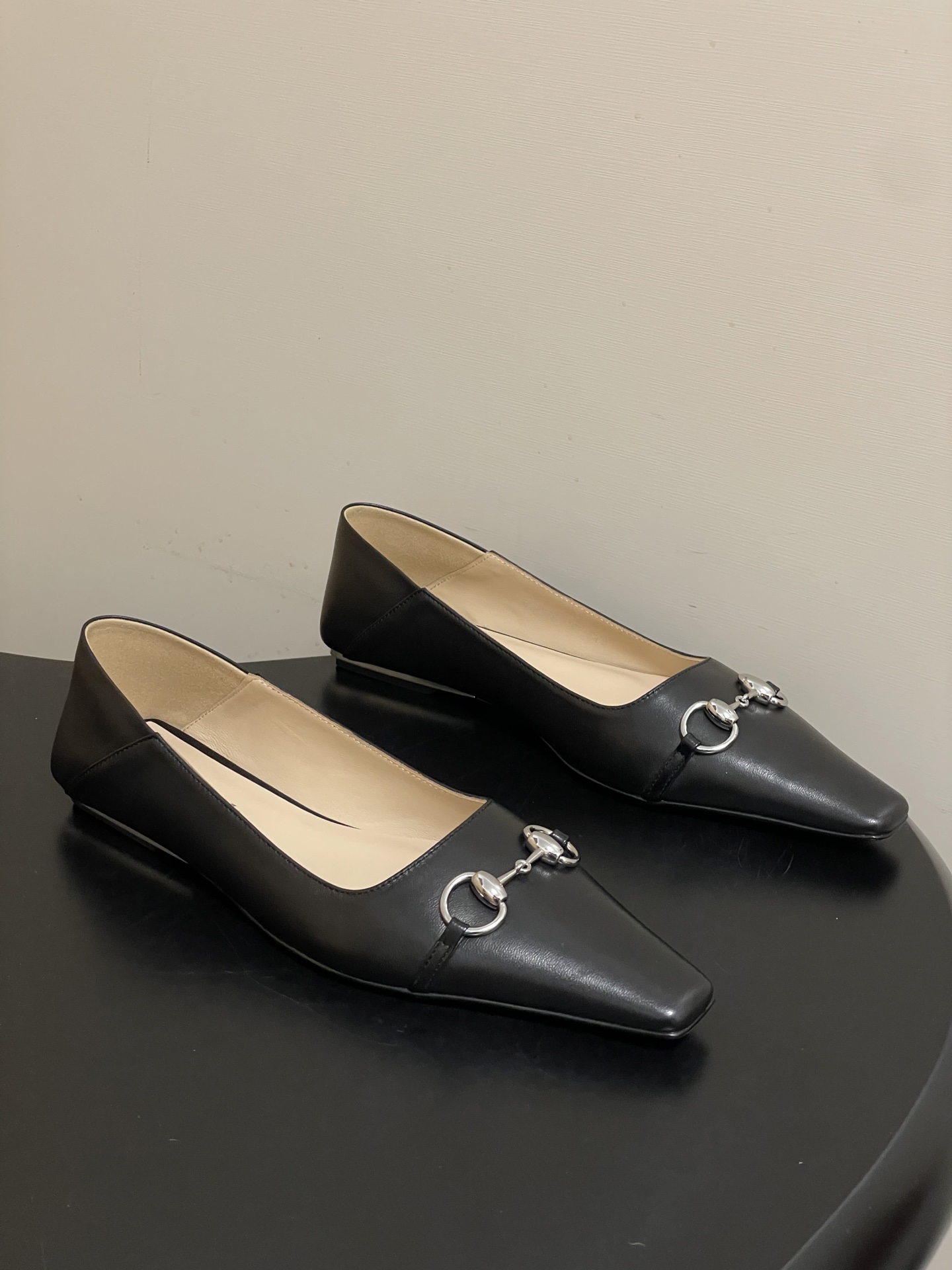 NO:787975,-Top quality 26Ss spring and summer new Gucci Gucci Vittoria series women's pumps G family classic horsebit small square toe cat heel shoes GG presbyopic canvas can be stepped on for two wear flat shoes 2026 spring and summer series new launch. This shoe is in the 'La Flora' and 'La' of the 'LaFamiglia' series  Contessa' appeared in two styles. The Vittoria series presents a soft shoe silhouette with a simple and neat elongated toe box and a tapered heel decorated with a horsebit. This shoe is made of soft leather and the back can be folded down, showing a casual elegance. The name of the shoe is derived from this design ingenuity. The horsebit and the same metallic finish 'Made in ltaly by  Gucci' logo. Extended micro-square toe. Leather-covered tapered heel, decorated with metal plates. Original molded metal hardware buckle. Customized antique soft tanned wax leather upper/customized GG canvas. Sheepskin lining. Italian grade A genuine leather outsole. Heel height flat bottom/5.5cm. Size 35-39 (40.41 custom-made, non-refundable)  Equipped with the latest Ancora red packaging at the counter, high-heeled shoes, gucci, gucci, gucci, high heels, sheepskin, Leather soles19860909-顶级品质 26Ss春夏新款Gucci古驰Vittoria系列女士浅口鞋G家经典马衔扣小方头猫跟单鞋GG老花帆布可踩跟两穿平底单鞋 2026春夏系列全新上市.该鞋款于《LaFamiglia》系列的'La Flora'与'La Contessa'两款造型中亮相.Vittoria系列以简约利落的加长鞋头与饰马衔扣锥形鞋跟匠心呈献出众柔软的鞋履廓形.这款鞋履甄选柔软皮革打造,后帮可向下翻折,一展随性优雅气韵.其鞋款名称正源于此设计巧思. 马衔扣和同款金属质感饰面'Made in ltaly by Gucci'标识.加长微方鞋头.皮革包覆锥形鞋跟,饰金属片. 原版开模金属五金扣 鞋面定制古软鞣蜡皮/定制GG帆布 内里垫脚羊皮 鞋底意大利A级真皮大底 跟高平底/ 5.5cm 码数35-39（40.41定做不退换） 配专柜最新安可拉红色包装,高跟鞋单鞋,gucci,gucci,gucci,high heels,sheepskin,Leather soles,Women's Shoes