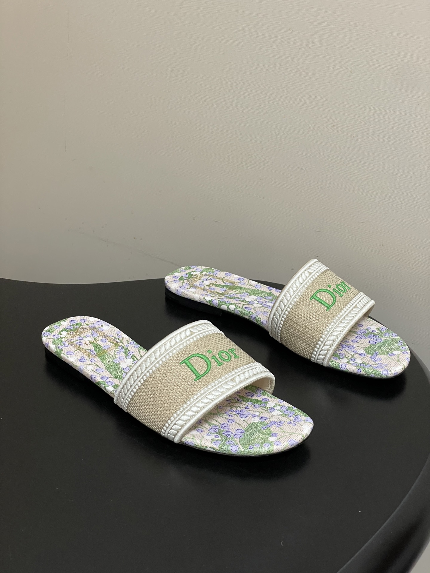 NO:787964,Flat bottom - high heel - 2026 spring and summer latest color matching Dior Dior Dway classic letter embroidered slippers Three-dimensional electric embroidered high-heeled slippers Ten thousand years of classic style This classic Dway cotton slippers are decorated with multi-color Dior Secret Garden patterns, inspired by the classic floral pattern tapestries, exuding a poetic and elegant atmosphere. The uppers are decorated with Dior logo embroidery, which is highly recognizable. It can add fashionable style to various looks and can be combined with Dior Secret  Match with other items in the Garden series to create a matching look. The upper is made of original customized high-temperature water-soluble cotton electro-embroidered fabric. The sole is Italian leather outsole. The heel is high flat/thick heel 4cm. The size is 35-39 (34.40.41.42.43 is custom-made and cannot be returned or exchanged). Slippers, dior, dior, slippers, Leather soles19860909平底-高跟- 2026春夏最新配色 Dior迪奥 Dway经典字母刺绣拖鞋 立体电绣高跟一字拖鞋 万年经典款 这款经典的Dway棉质凉拖饰以多色Dior Secret Garden图案,灵感源自经典的花卉图案挂毯,散发诗意与优雅的气息.鞋面饰以 Dior标志刺绣,富有辨识度.可为各式造型增添时髦风范,可与 Dior Secret Garden系列的其他单品搭配,打造配套造型. 鞋面原版定制高温水溶棉质电绣面料 鞋底意大利真皮大底 跟高平底/粗跟4cm 码数35-39（34.40.41.42.43定做不退换）,拖鞋,dior,dior,slippers,Leather soles,Women's Shoes