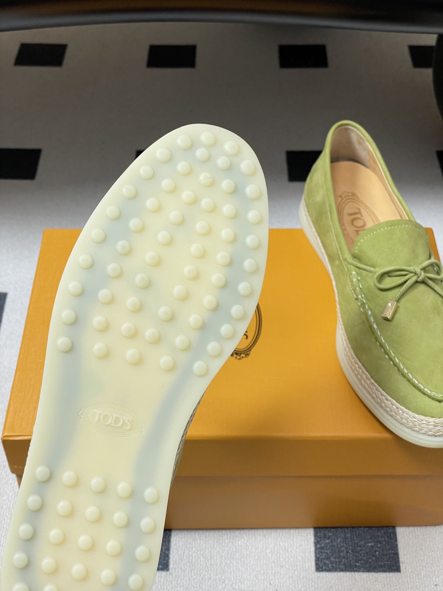 -26Ss早春新款 TOD'S托德斯 磨砂皮面草编麻绳底乐福鞋经典蝴蝶结厚底休闲单鞋本款乐福鞋以绒面皮革