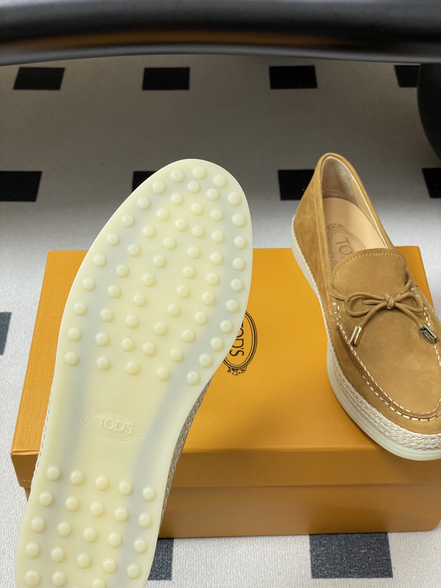 -26Ss早春新款 TOD'S托德斯 磨砂皮面草编麻绳底乐福鞋经典蝴蝶结厚底休闲单鞋本款乐福鞋以绒面皮革