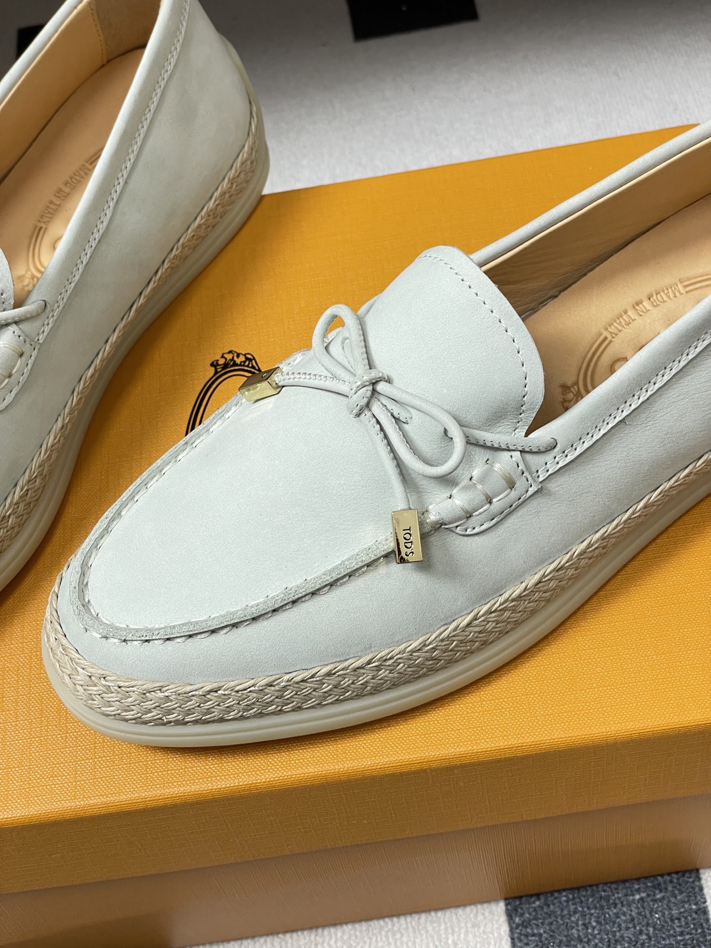 -26Ss早春新款 TOD'S托德斯 磨砂皮面草编麻绳底乐福鞋经典蝴蝶结厚底休闲单鞋本款乐福鞋以绒面皮革