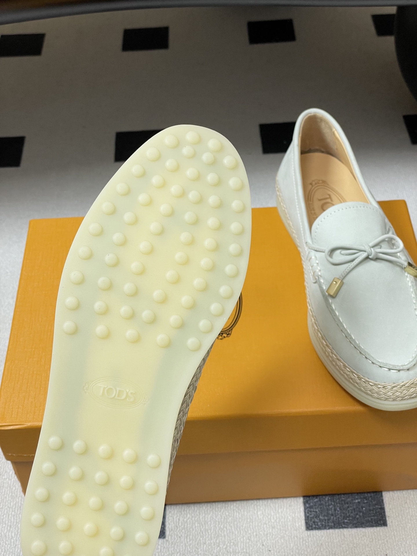 -26Ss早春新款 TOD'S托德斯 磨砂皮面草编麻绳底乐福鞋经典蝴蝶结厚底休闲单鞋本款乐福鞋以绒面皮革