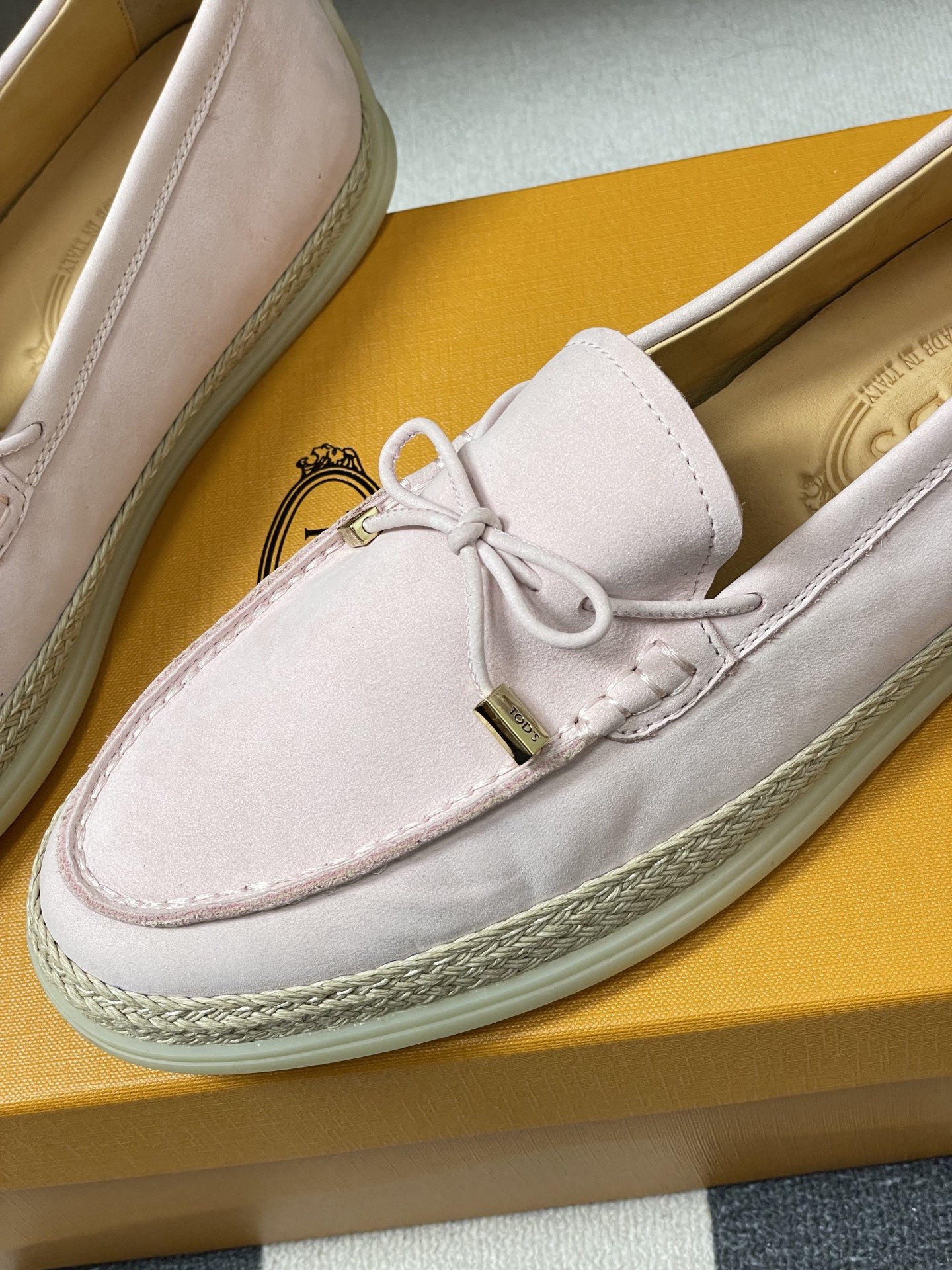 -26Ss早春新款 TOD'S托德斯 磨砂皮面草编麻绳底乐福鞋经典蝴蝶结厚底休闲单鞋本款乐福鞋以绒面皮革