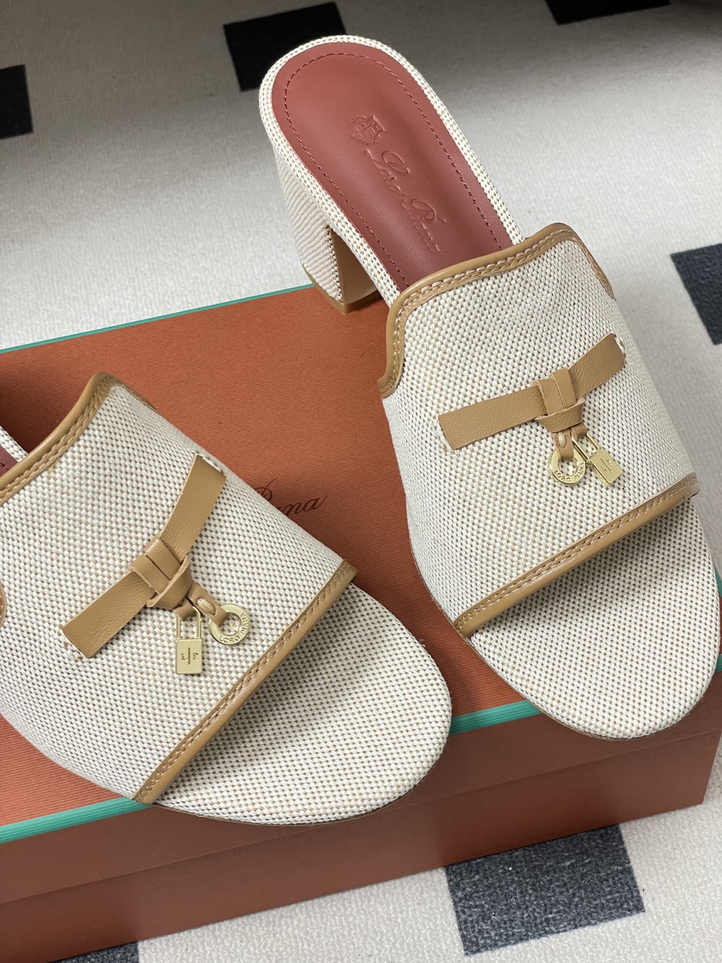 -2026🆕最新配色 Loro Piana 诺悠翩雅 LP Summer Charms经典款平底拖鞋五金