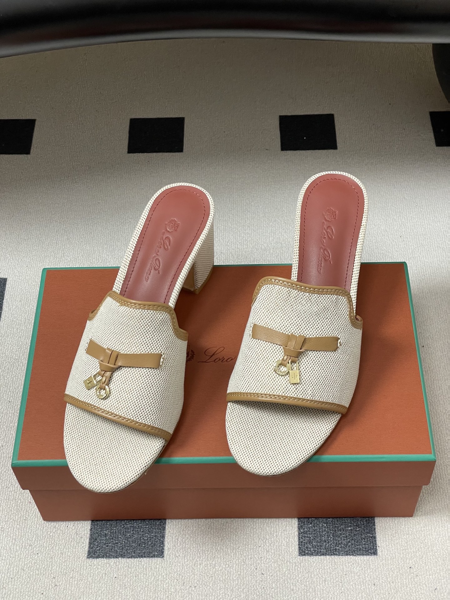 -2026🆕最新配色 Loro Piana 诺悠翩雅 LP Summer Charms经典款平底拖鞋五金