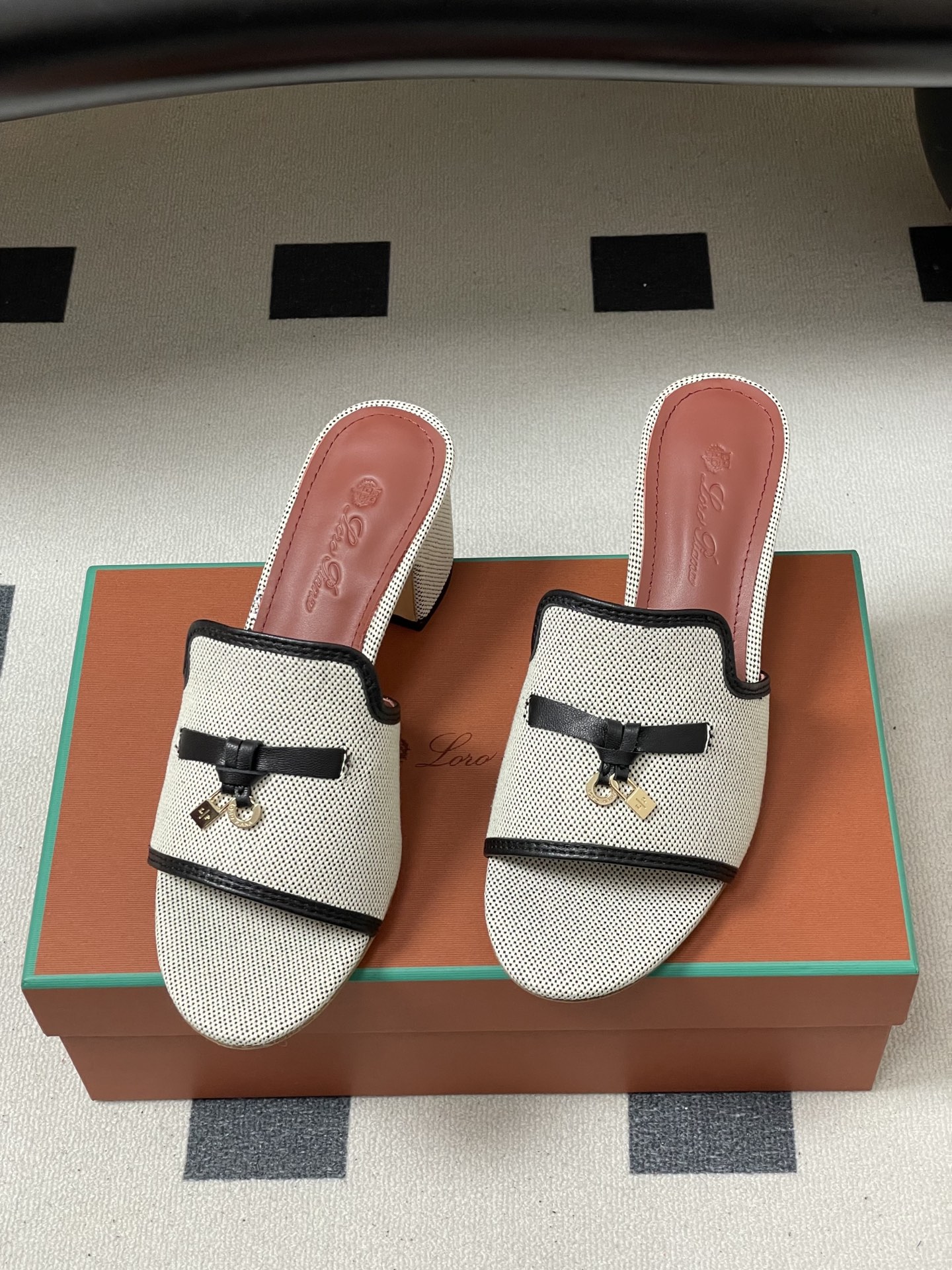 -2026🆕最新配色 Loro Piana 诺悠翩雅 LP Summer Charms经典款平底拖鞋五金