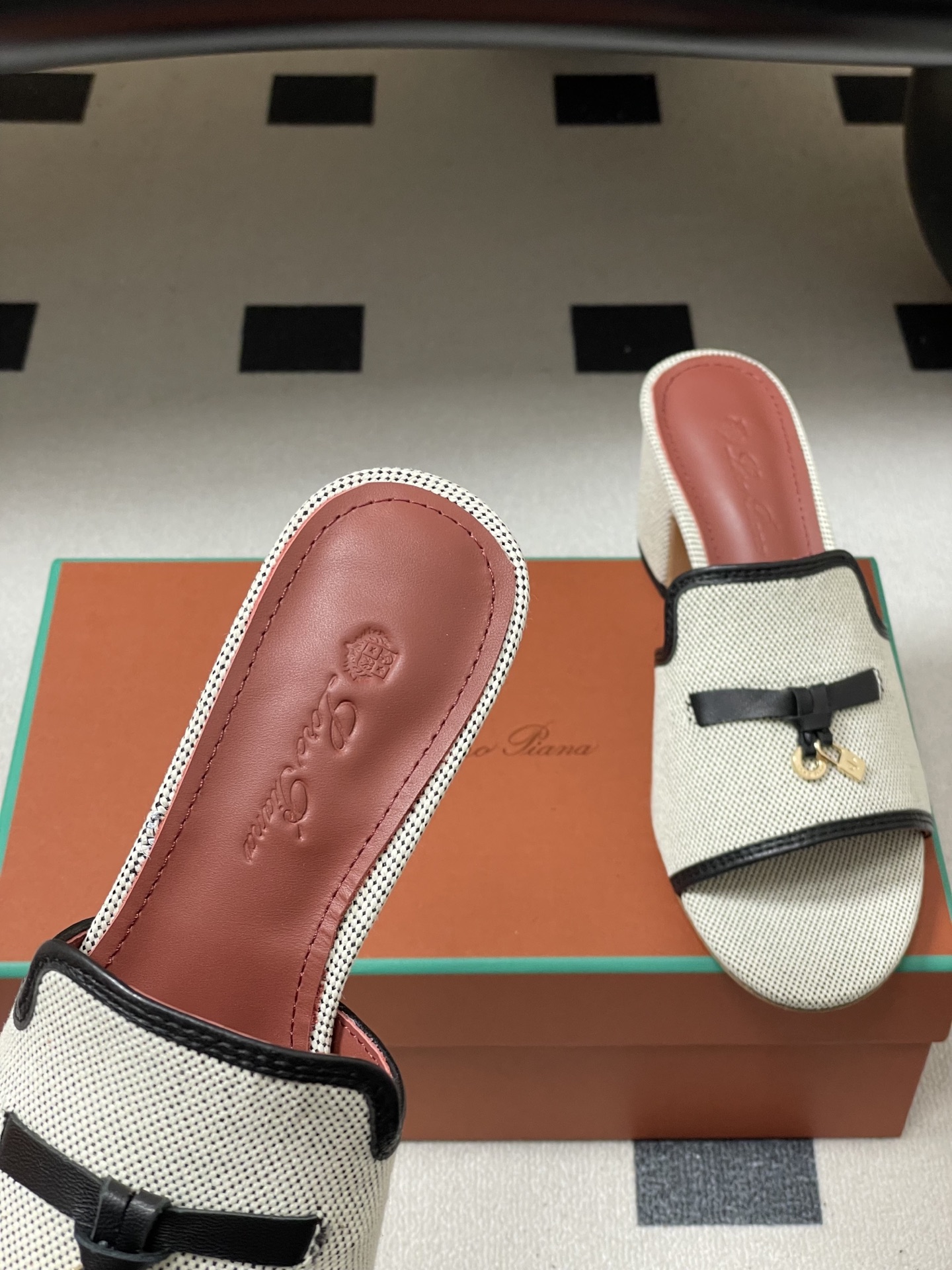 -2026🆕最新配色 Loro Piana 诺悠翩雅 LP Summer Charms经典款平底拖鞋五金