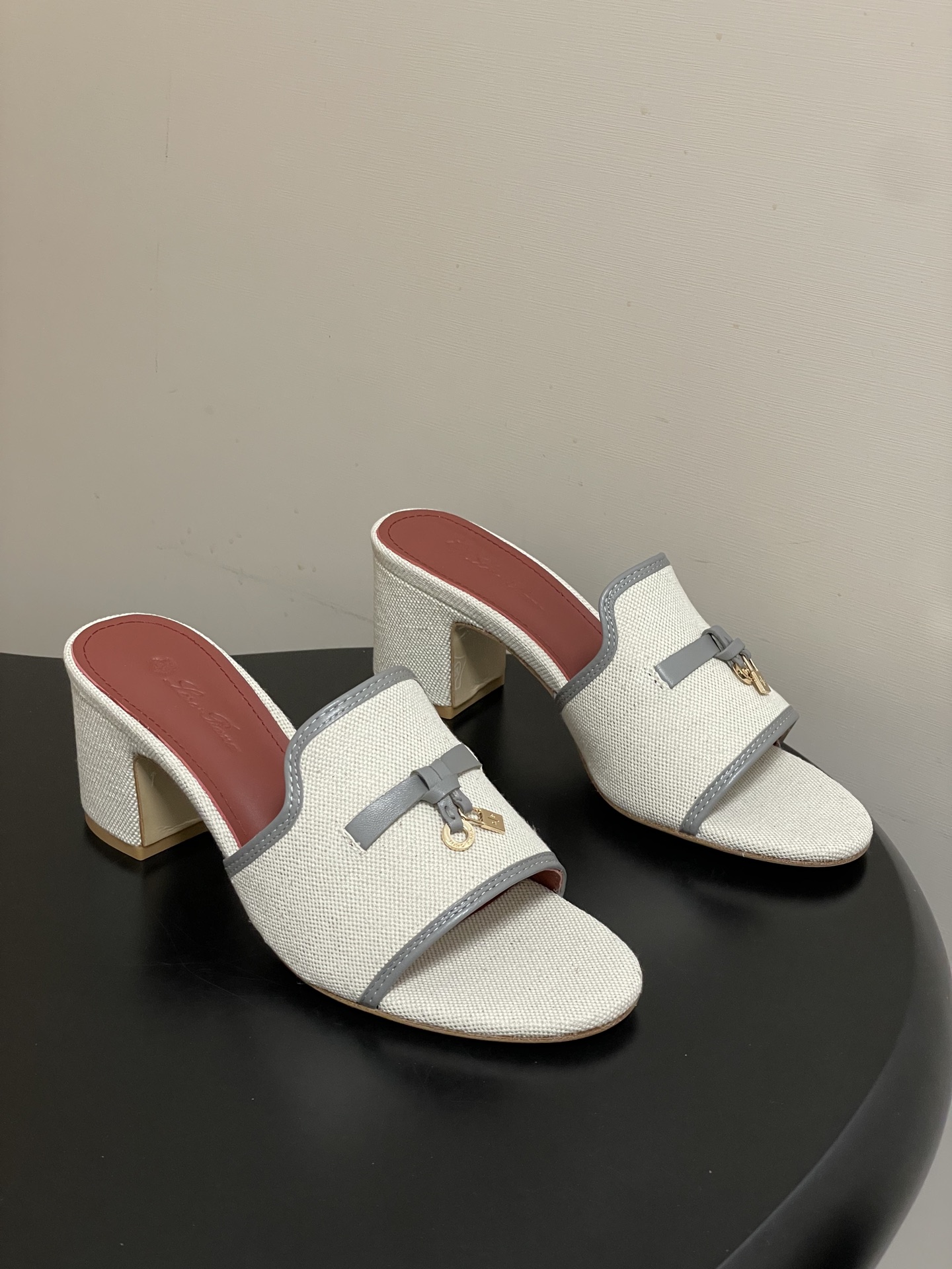 NO:787961,- 2026 latest color matching Loro Piana LP Summer Charms classic flat slippers with hardware pendants, high-heeled slippers, locking tassel suede block-heeled slippers. These suede slippers are paired with a ribbon decorated with Loro Piana My Charms charms and decorated with same-color stitching. The appearance is exquisite and elegant, suitable for urban wear, and also suitable for casual holiday outfits. New colors for the colorful summer!  ——It is both casual and fashionable, and can reveal quality and comfort without any deliberate effort!  The charm of the locking tassel sandals will capture your feet as soon as you put them on, and you will fall in love with them in seconds!  The upper is made of customized high-density canvas spliced ​​cowhide, the lining is made of cowhide (full of texture), the sole is Italian genuine leather, the heel is high and flat/5.5cm, the size is 35-39 (40.41.42 is customized and non-returnable), slippers, loro piana, loro piana, slippers, cowhide, Leather soles19860909- 2026最新配色 Loro Piana 诺悠翩雅 LP Summer Charms经典款平底拖鞋五金吊坠高跟凉拖鞋锁扣流苏绒面粗跟拖鞋 这款绒面革凉拖鞋搭配饰有Loro Piana My Charms吊饰的饰带,并饰以同色缝线.外观精美雅致,适合搭配都市着装,也适合打造休闲假日装束. 新色过彩色的夏天！ ——既休闲又时髦,又能毫不刻意地透露出品质与舒适！锁扣流苏凉拖鞋上脚就被它的魅力俘获,分分钟爱上！ 鞋面定制高密度帆布拼接牛皮 内里垫脚牛皮（质感满满) 鞋底意大利真皮大底 跟高平底/5.5cm 码数35-39（40.41.42定做不退换）,拖鞋,loro piana,loro piana,slippers,cowhide,Leather soles,Women's Shoes