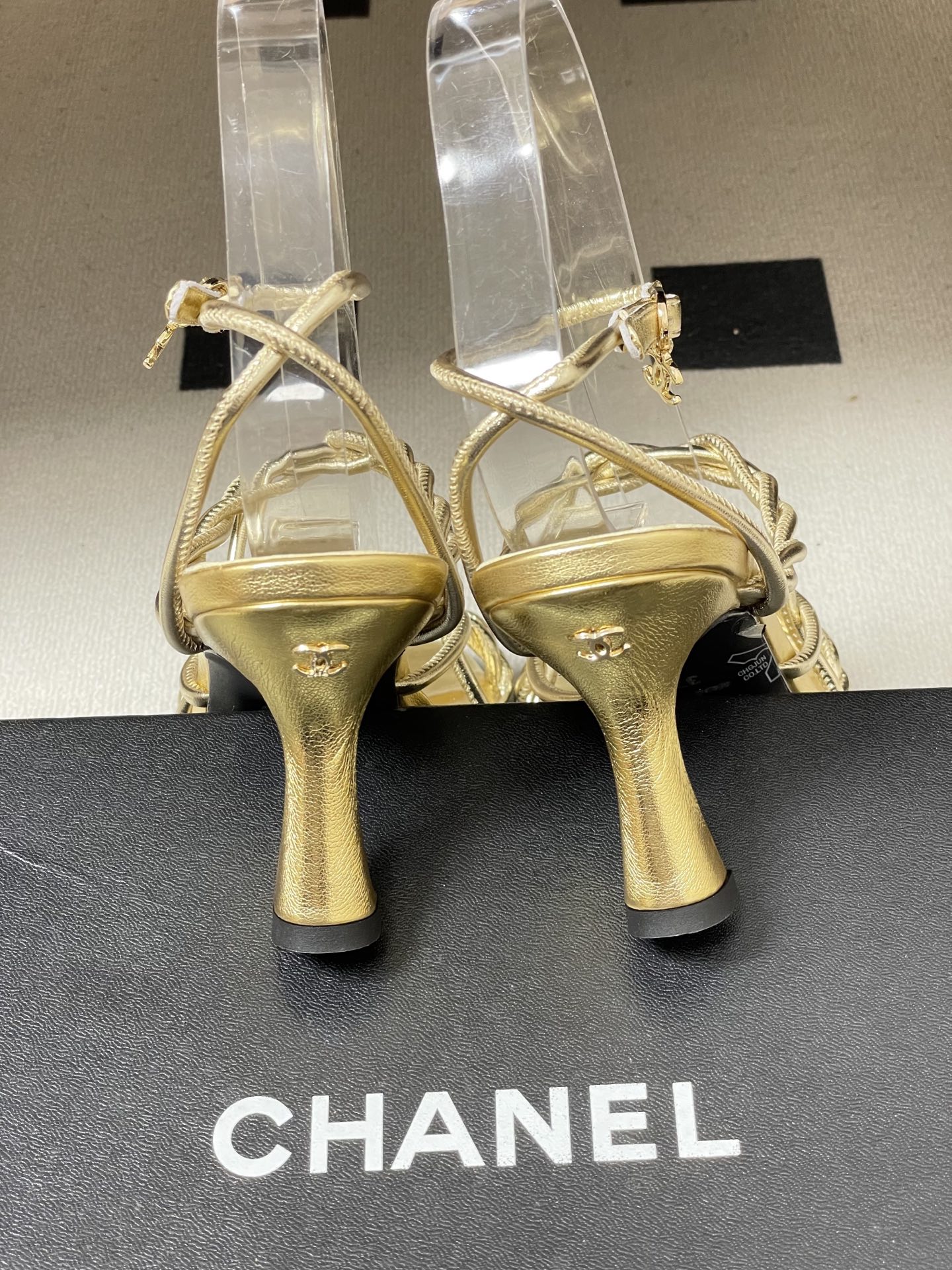 -Chanel 香奈儿2026春夏新款 小香走秀款经典双C扣抽绳细带凉鞋方头高跟凉鞋采用了经典且优雅的设