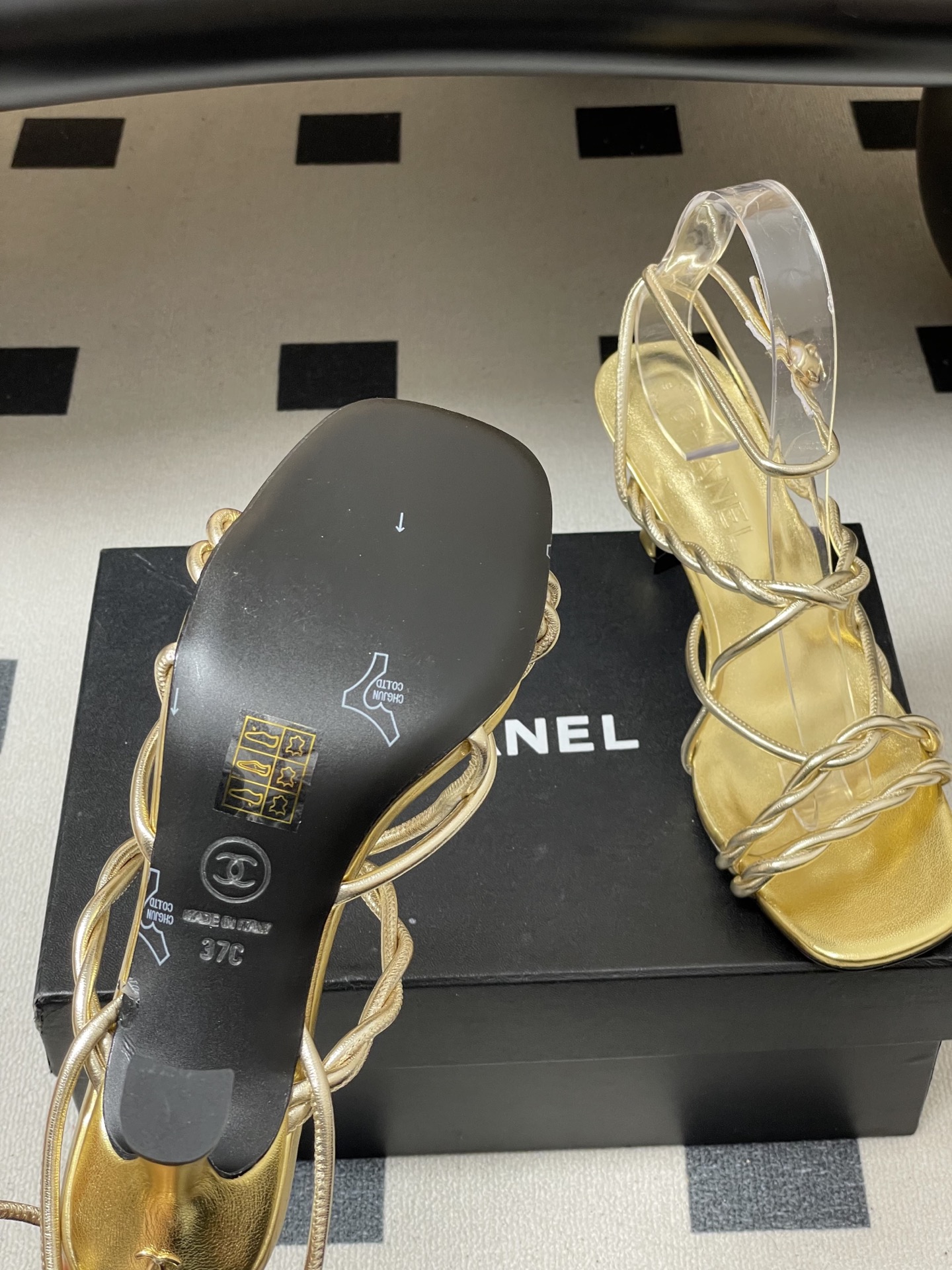 -Chanel 香奈儿2026春夏新款 小香走秀款经典双C扣抽绳细带凉鞋方头高跟凉鞋采用了经典且优雅的设