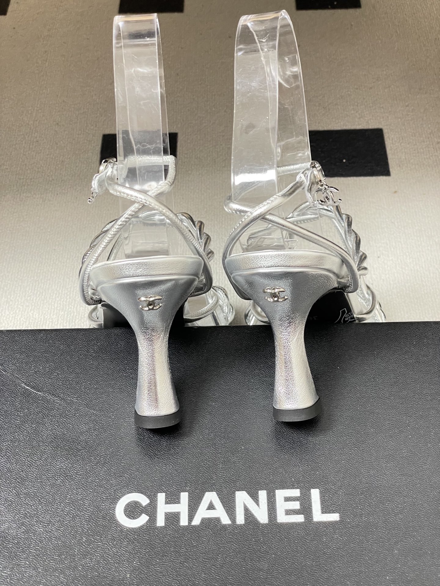 -Chanel 香奈儿2026春夏新款 小香走秀款经典双C扣抽绳细带凉鞋方头高跟凉鞋采用了经典且优雅的设