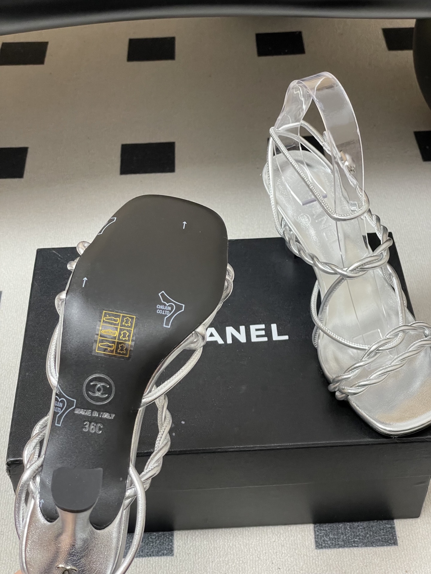 -Chanel 香奈儿2026春夏新款 小香走秀款经典双C扣抽绳细带凉鞋方头高跟凉鞋采用了经典且优雅的设