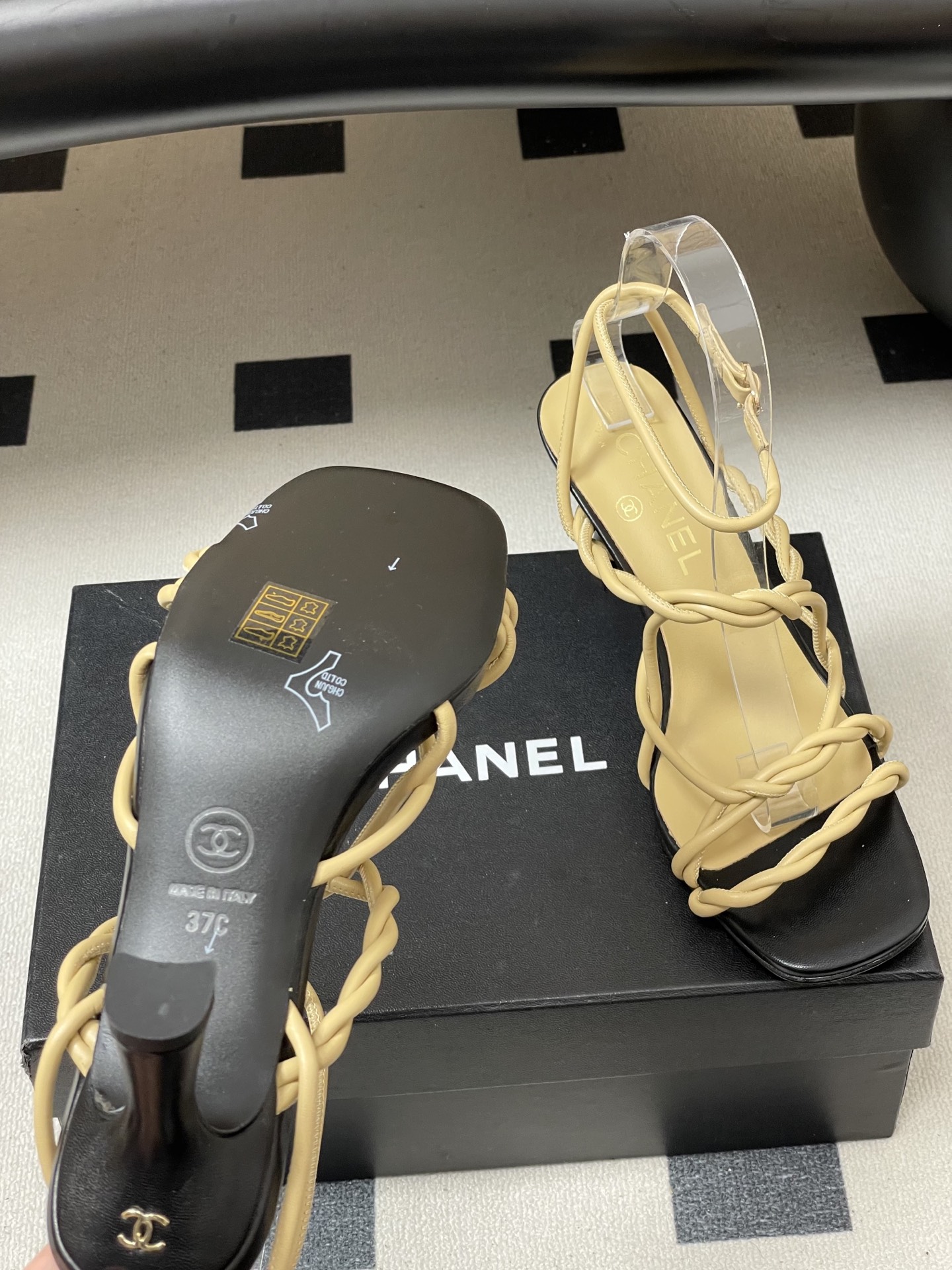 -Chanel 香奈儿2026春夏新款 小香走秀款经典双C扣抽绳细带凉鞋方头高跟凉鞋采用了经典且优雅的设