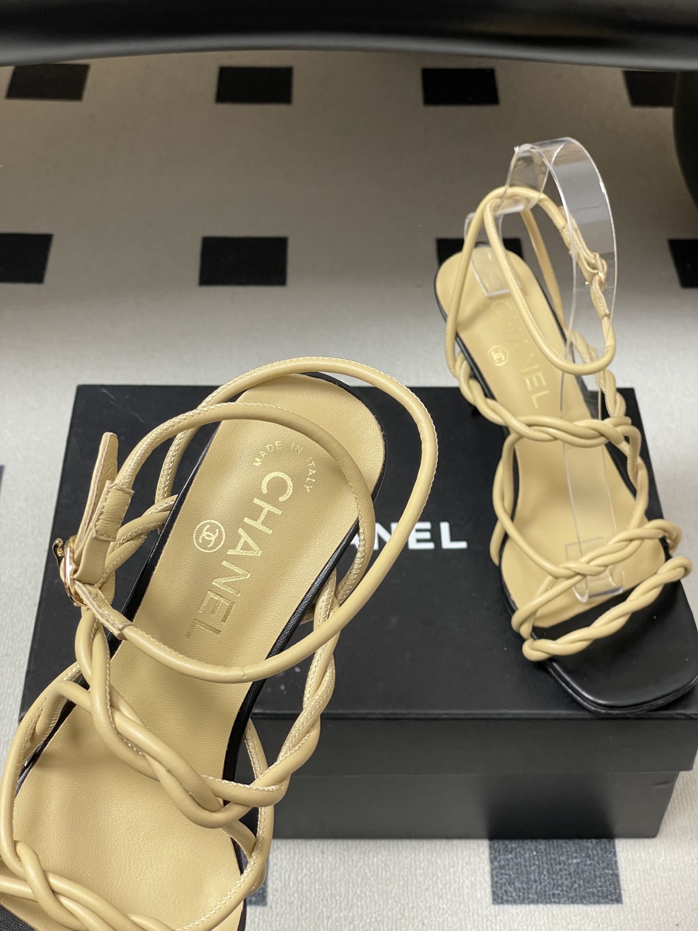 -Chanel 香奈儿2026春夏新款 小香走秀款经典双C扣抽绳细带凉鞋方头高跟凉鞋采用了经典且优雅的设