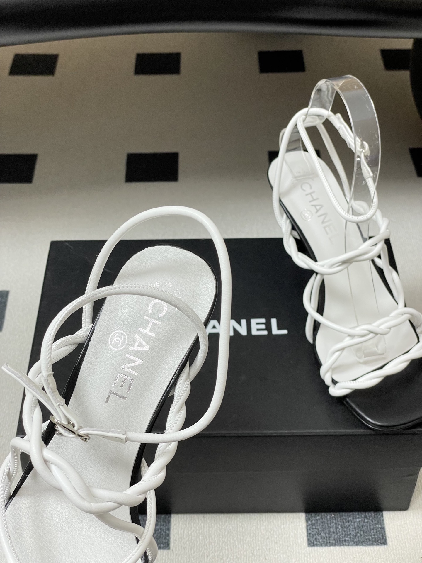 -Chanel 香奈儿2026春夏新款 小香走秀款经典双C扣抽绳细带凉鞋方头高跟凉鞋采用了经典且优雅的设
